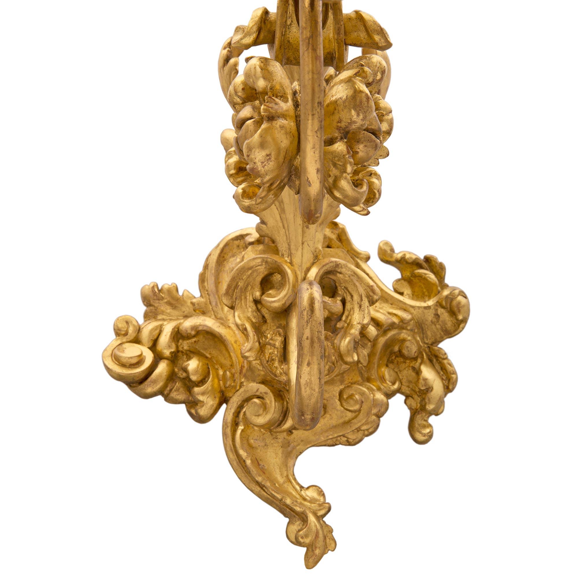 Ensemble de quatre appliques italiennes du 19ème siècle de style roccoco en bois doré et métal doré en vente 2