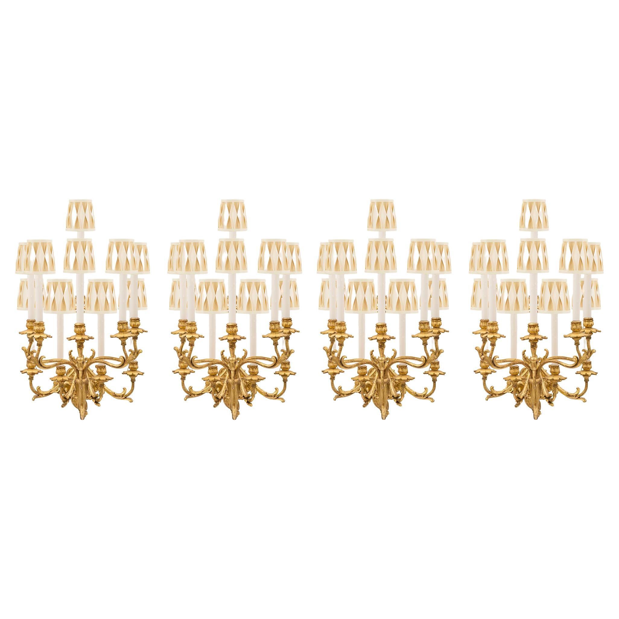 Ensemble de quatre appliques italiennes du 19ème siècle de style roccoco en bois doré et métal doré en vente