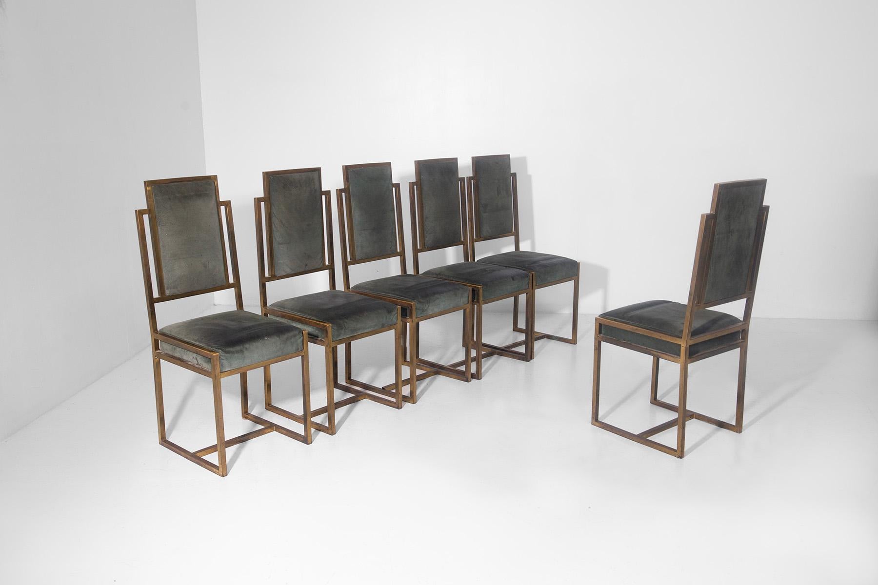 Cet ensemble exquis et excentrique de six chaises de salle à manger italiennes, datant des années 1980, est un exemple étonnant de design d'inspiration Art déco, où la précision géométrique et les matériaux raffinés s'allient pour créer une