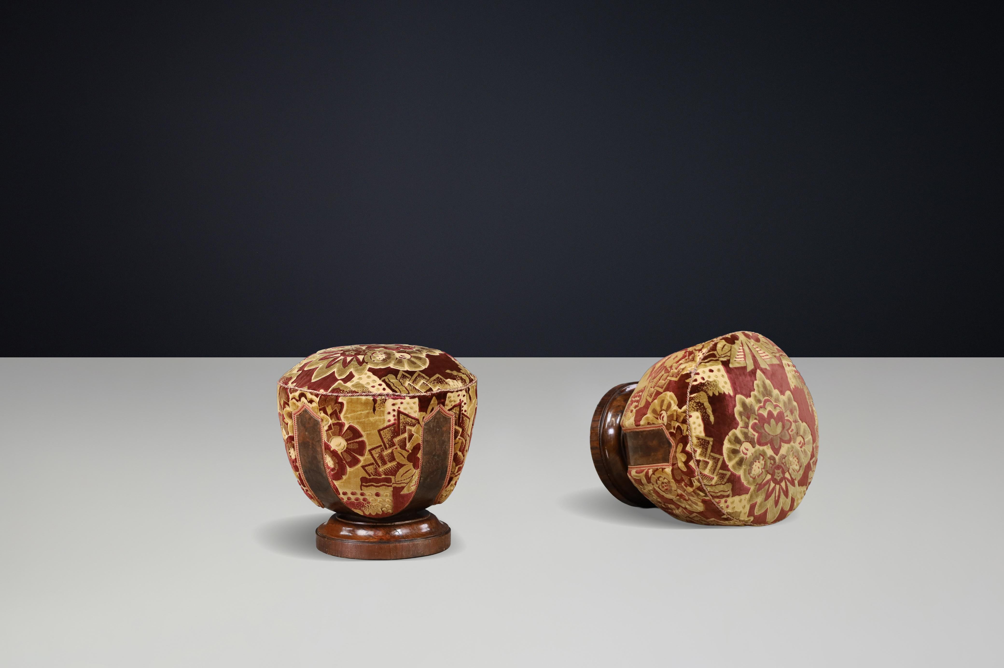 Set of Four Italian Art Deco Walnut and Velvet Poufs, Naples, 1930s For Sale 5
