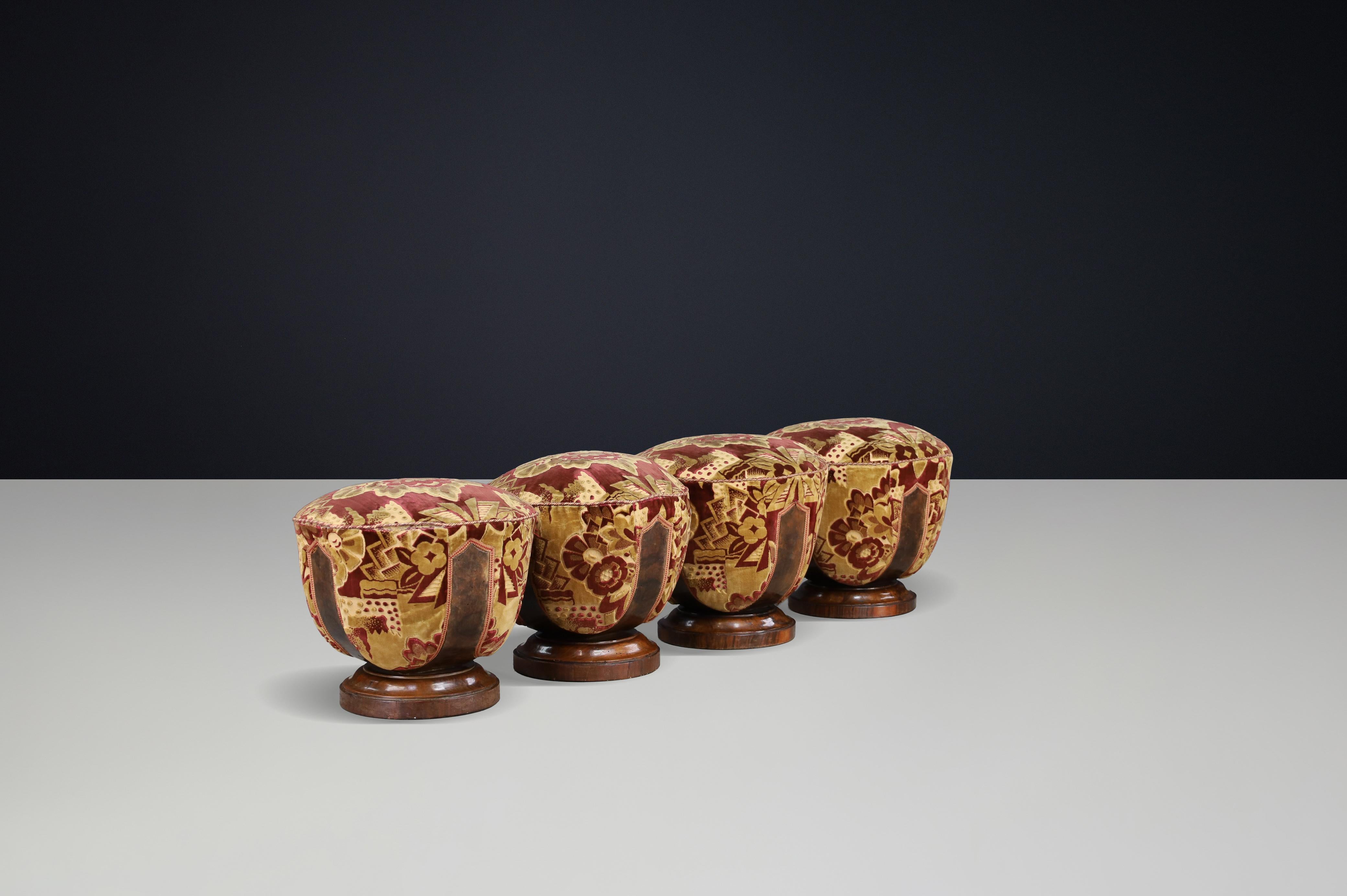 Set of Four Italian Art Deco Walnut and Velvet Poufs, Naples, 1930s – Original Museum Quality

This exceptional set of four Italian Art Deco poufs, dating from the 1930s, represents the luxurious craftsmanship and sculptural imagination of Italy’s