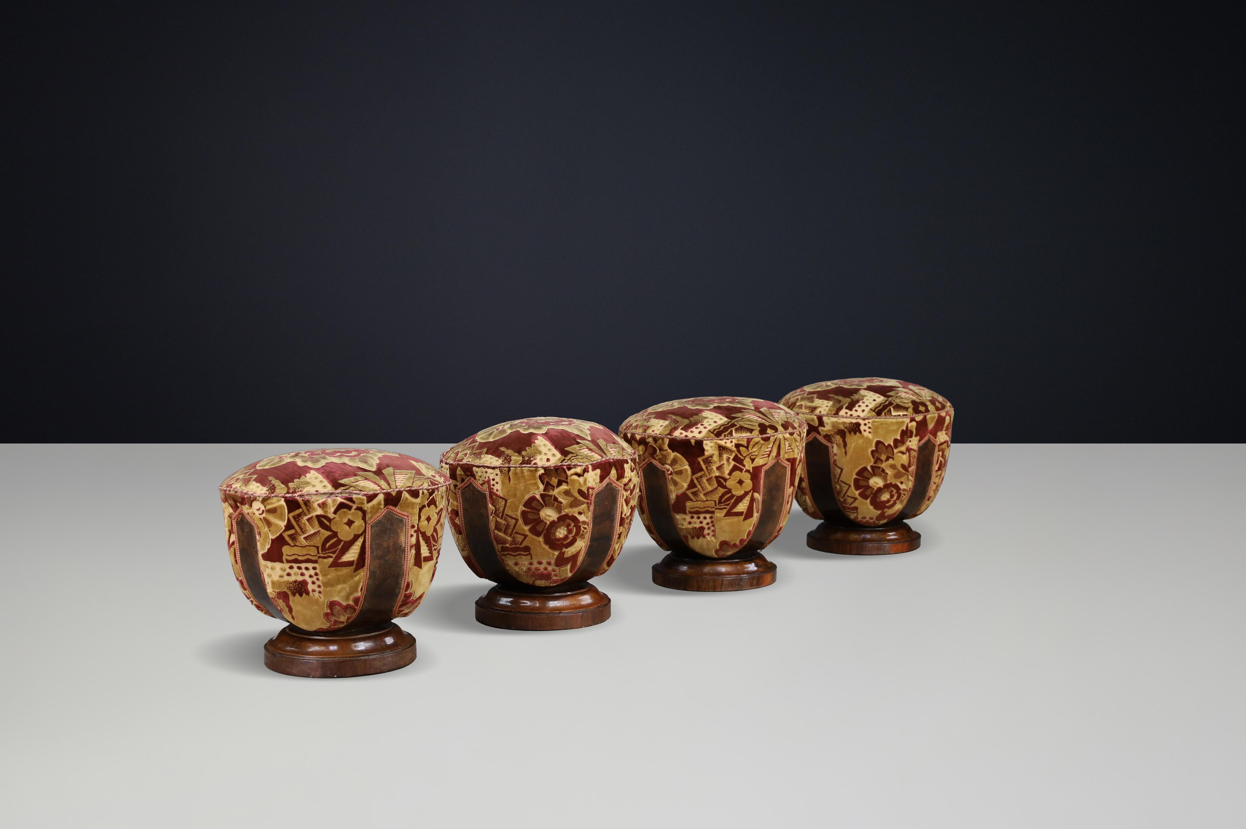 Set of Four Italian Art Deco Walnut and Velvet Poufs, Naples, 1930s In Good Condition For Sale In Almelo, NL