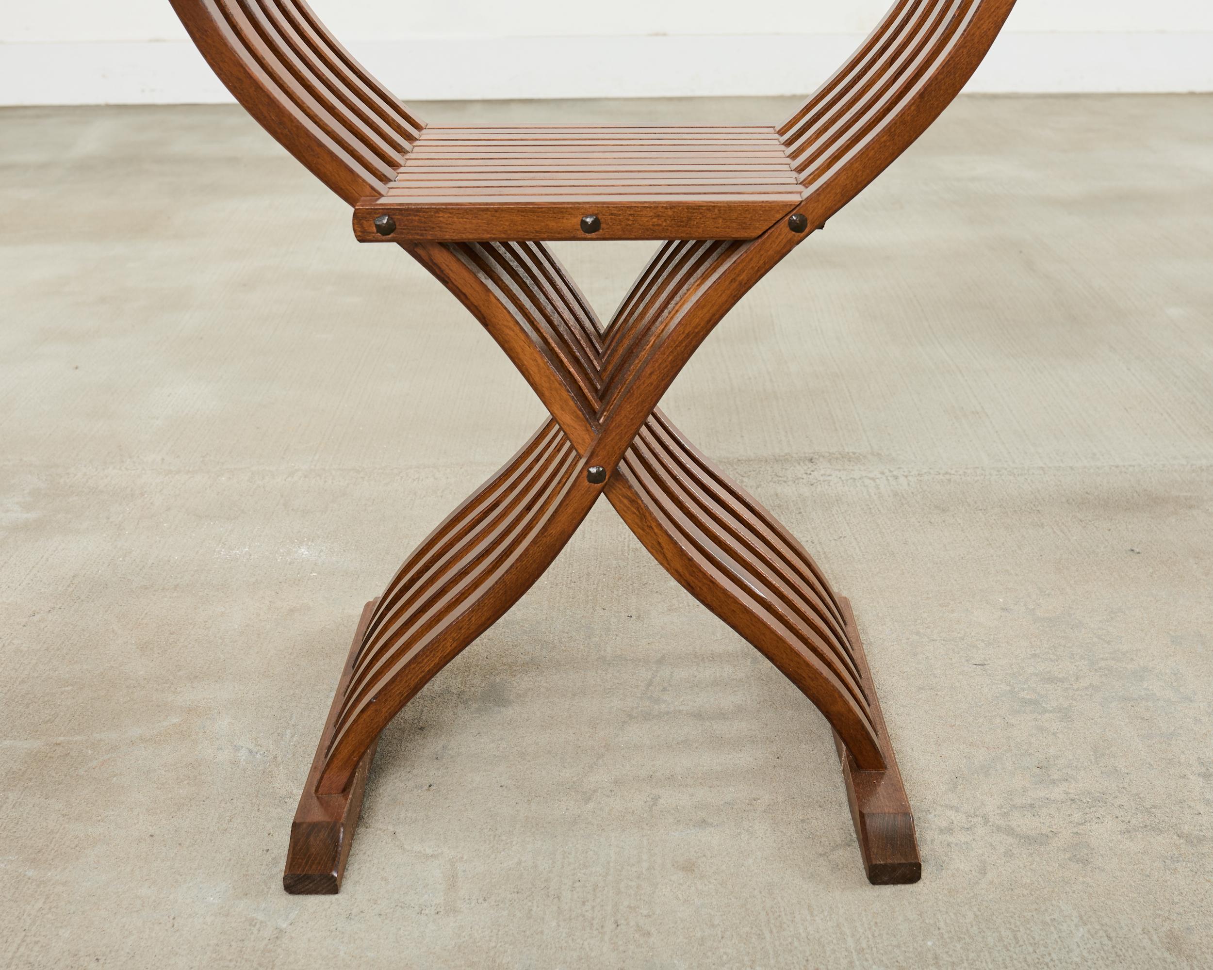 Set di quattro sedie barocche italiane a testa di leone Savonarola in vendita 9