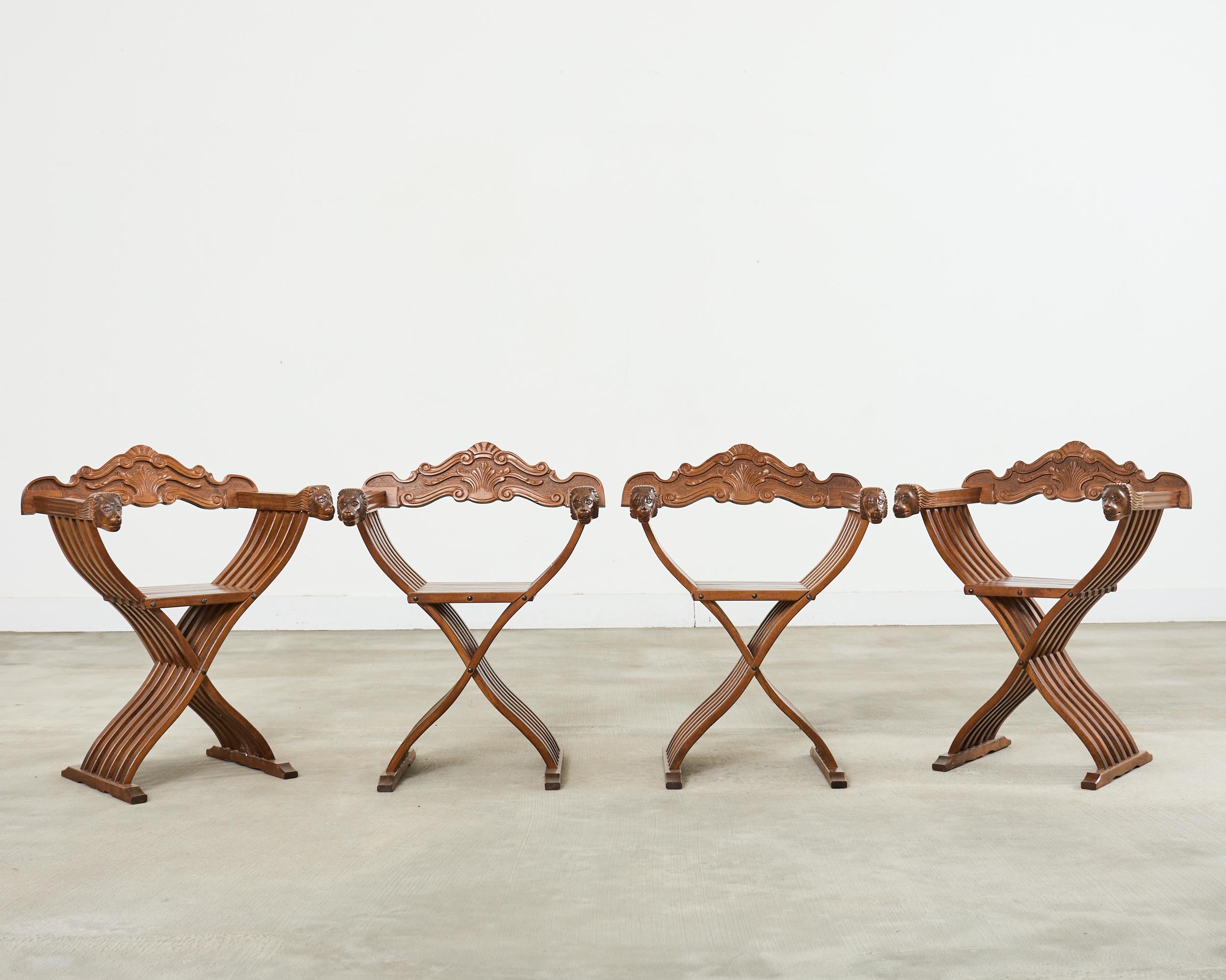 Barocco Set di quattro sedie barocche italiane a testa di leone Savonarola in vendita