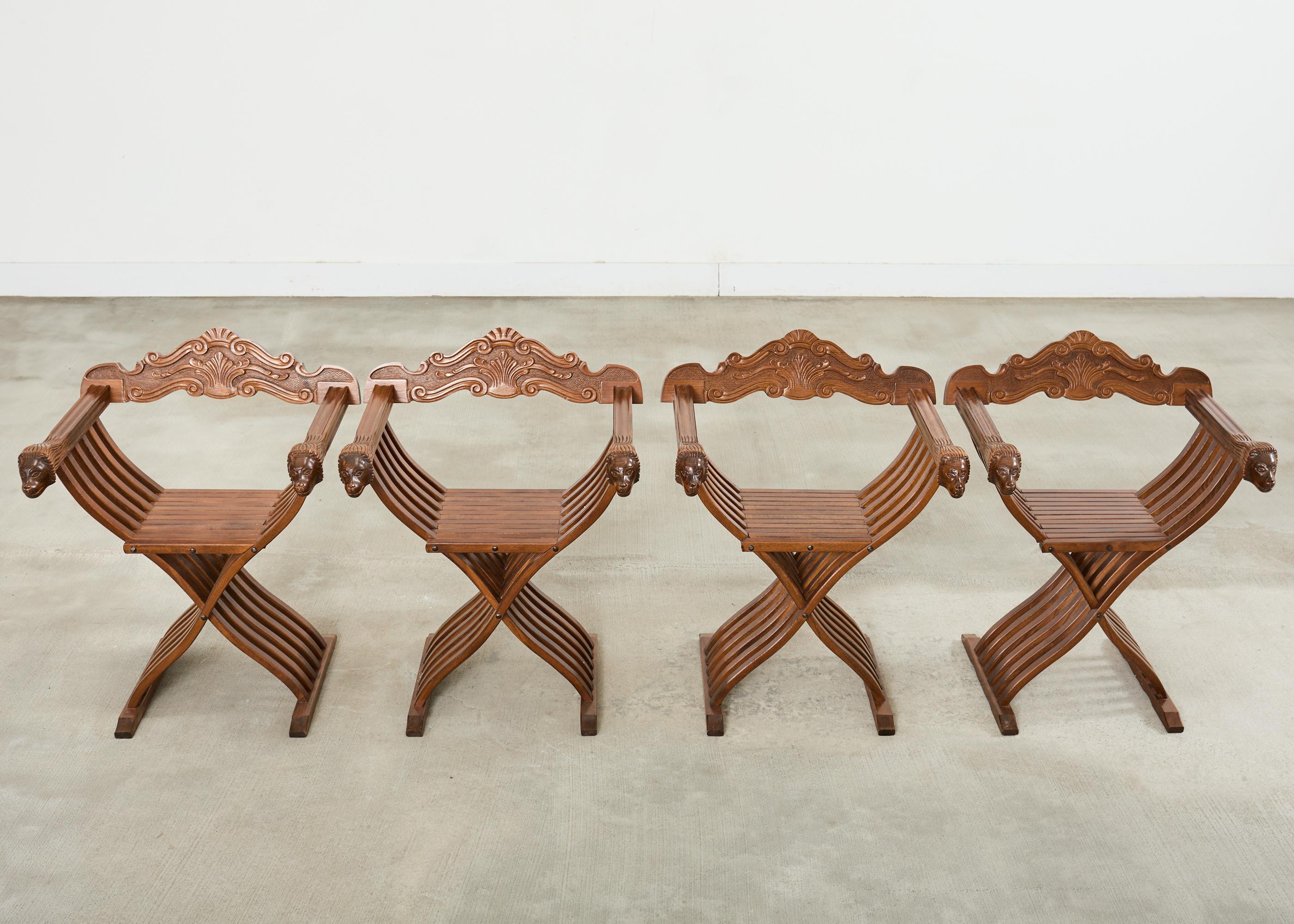 Italiano Set di quattro sedie barocche italiane a testa di leone Savonarola in vendita