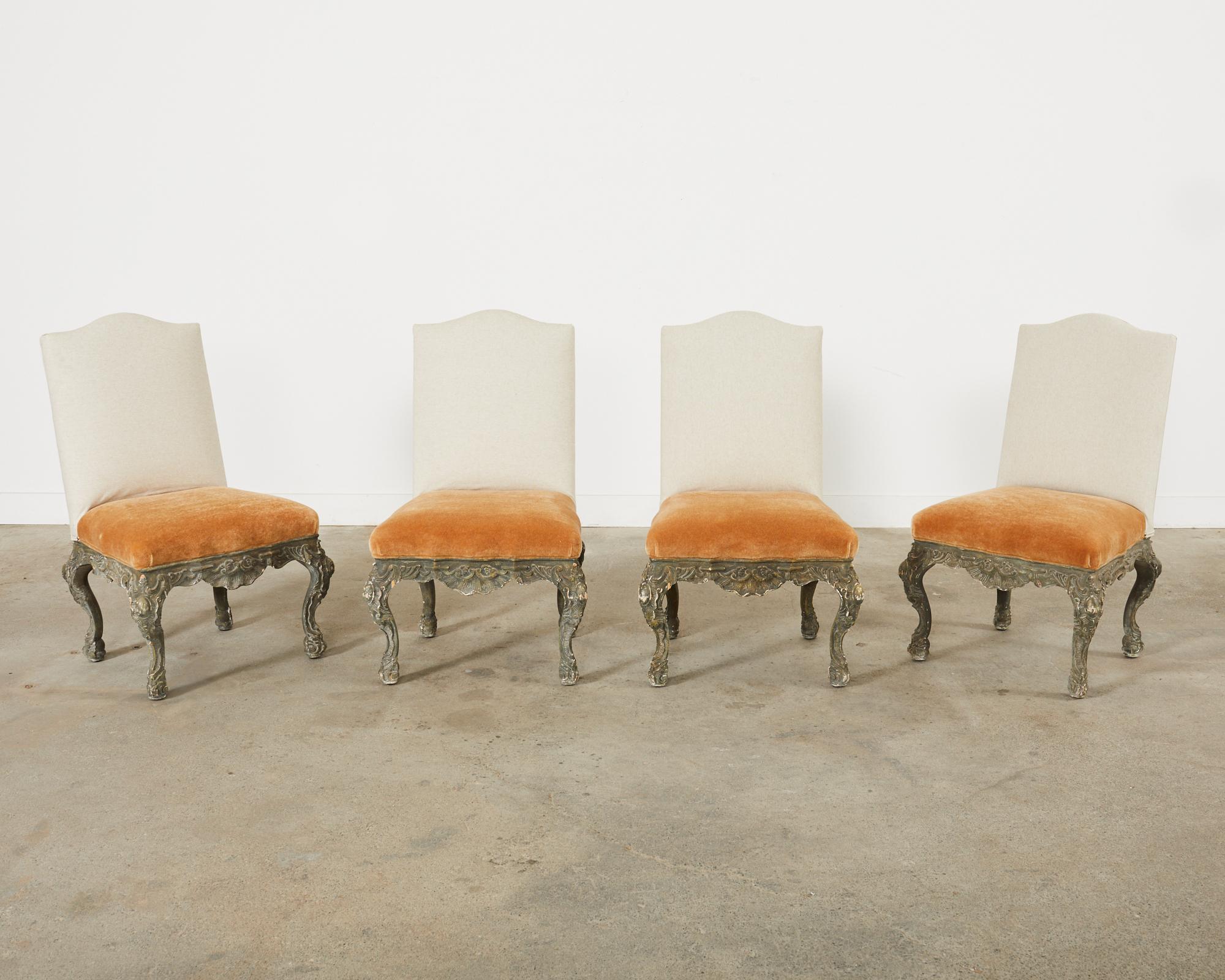 Satz von vier Esszimmerstühlen im italienischen Barockstil mit Mohairwolle  im Zustand „Starke Gebrauchsspuren“ im Angebot in Rio Vista, CA