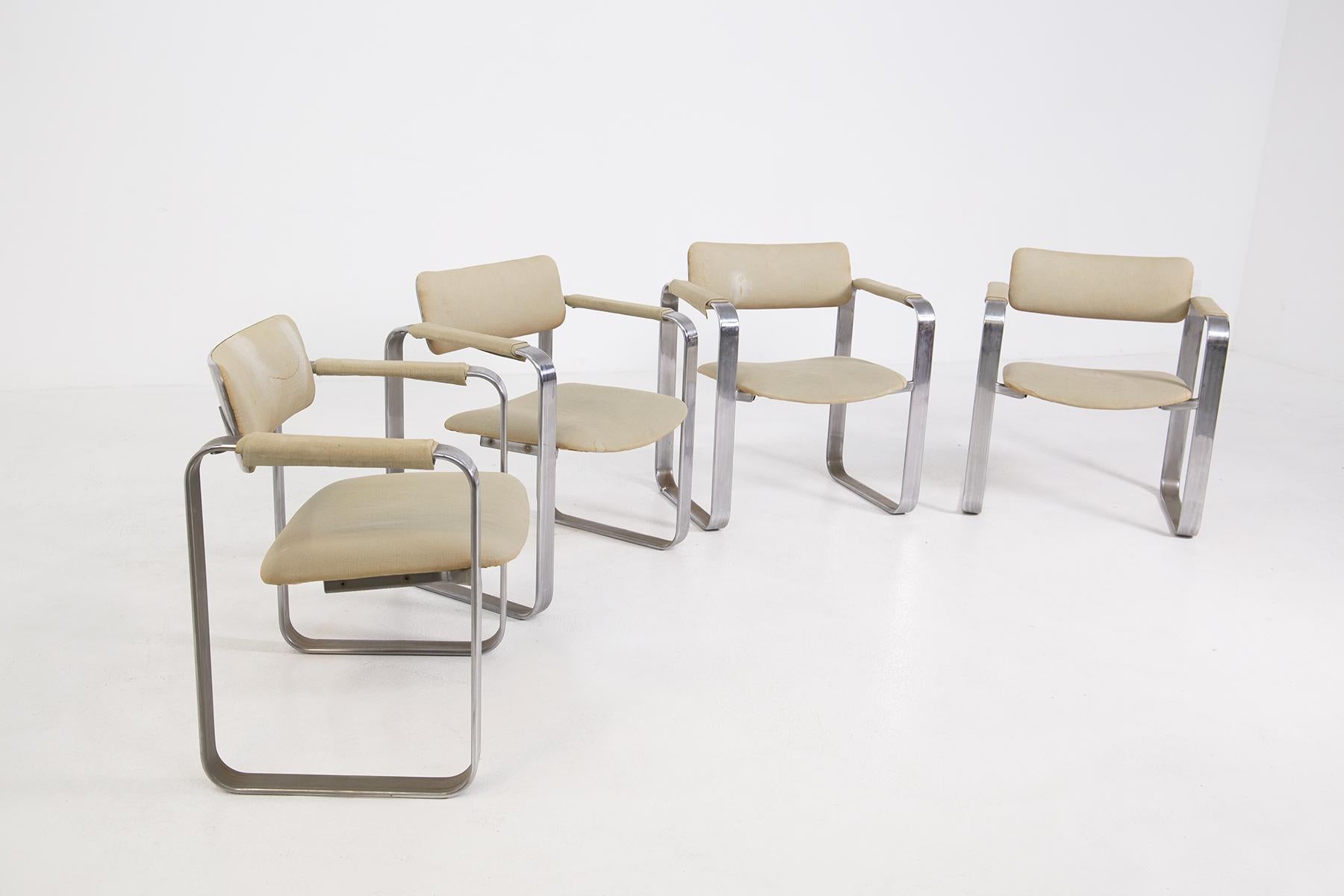 Geometric set of 4 chairs attributed to Giuseppe Pagano from the 1940s-1950s.
The set is made entirely of a chrome-plated steel frame.
The set has been attributed to Giuseppe Pagano because of the line of its perfectly geometric, square legs.