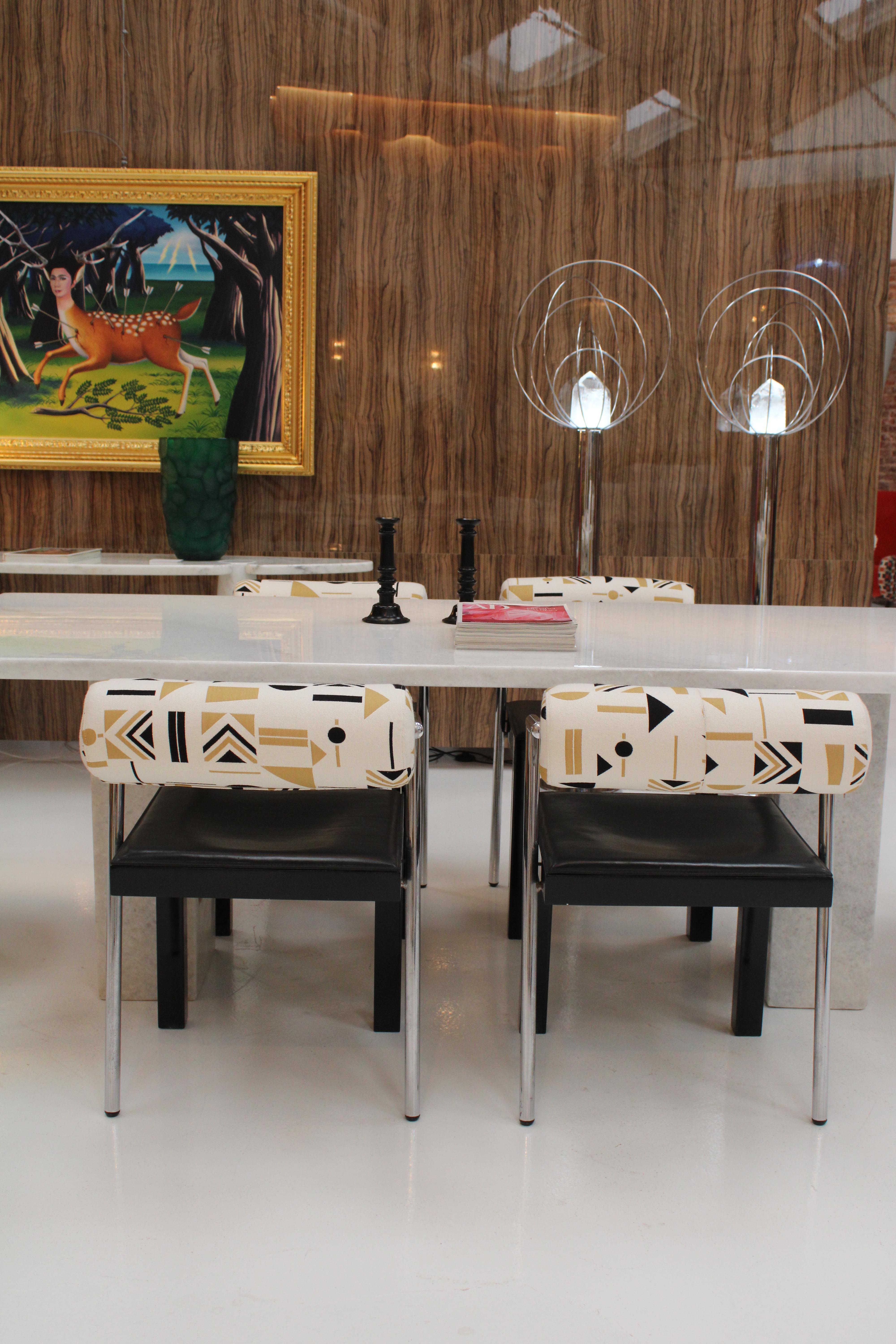 Ensemble de quatre chaises italiennes éditées par Saporiti. Dossier en jacquard et siège en cuir en vente 5