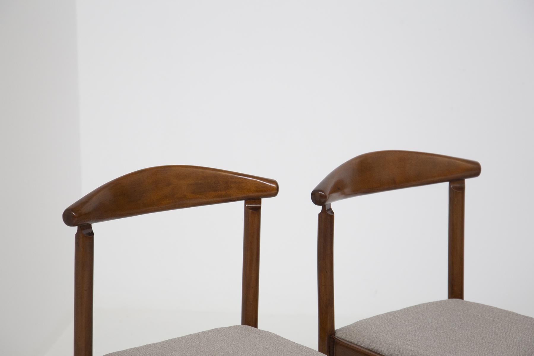 Set of 4 Italian dining chairs from the 1960s.
Each chair is made of walnut wood, while its seat has been reupholstered in beige cotton. The chairs have a simple and linear structure suitable for any type of living room or dining room.
Its