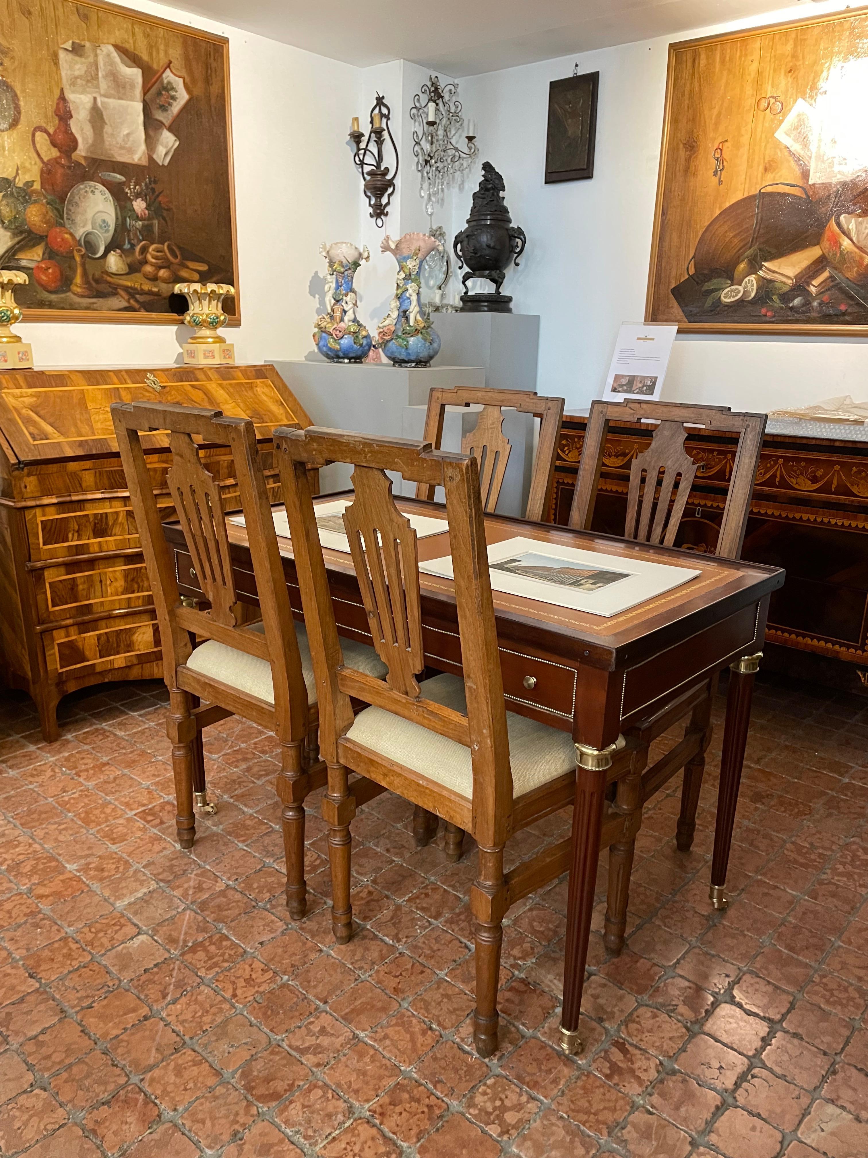 Satz von vier italienischen Stühlen aus massivem Nussbaumholz aus Piedmontes aus dem späten 19. Jahrhundert  (Gedrechselt) im Angebot