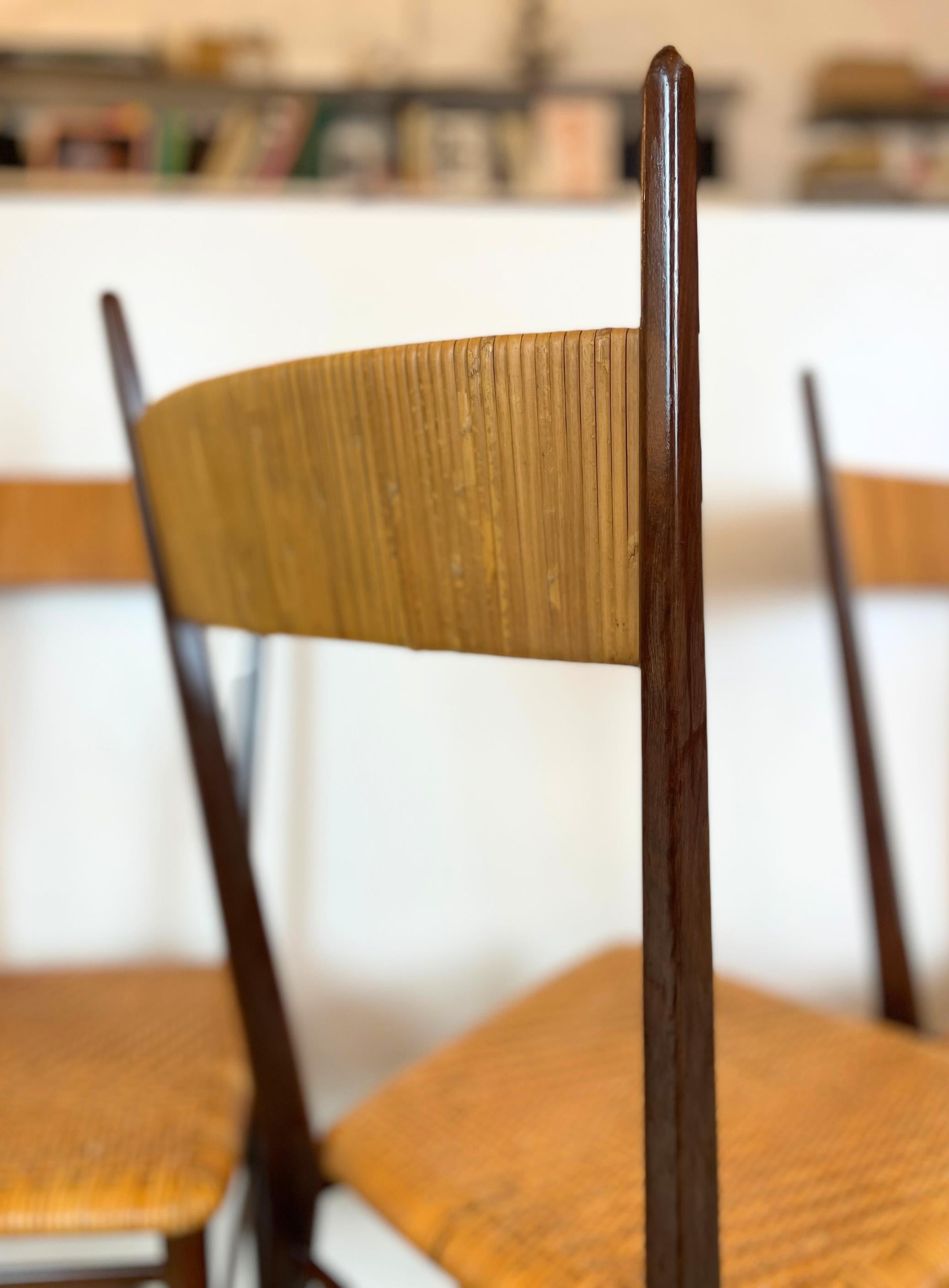 Ensemble de quatre chaises Chiavari italiennes Scuola Di Torino en rotin Wood Wood Brass 1950s en vente 11