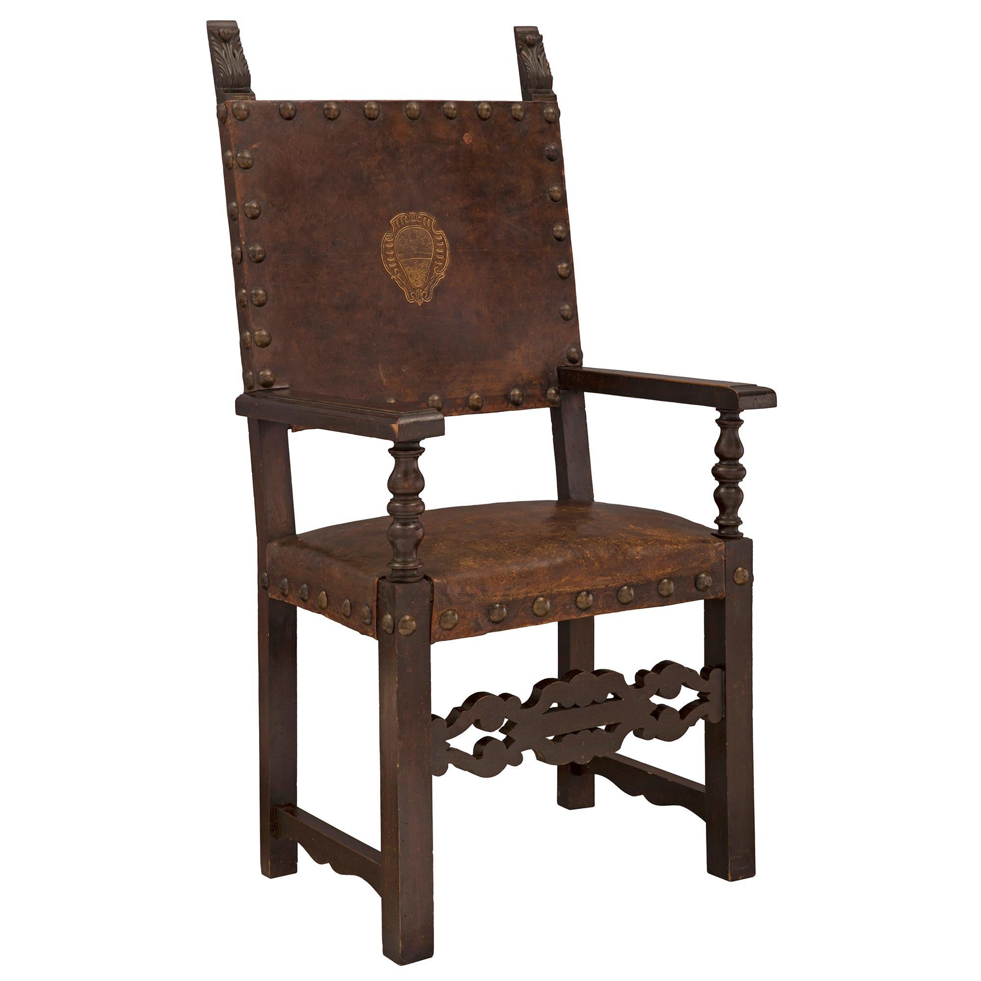 Un bel et très impressionnant ensemble de quatre fauteuils trônes italiens du début du 19ème siècle en noyer et cuir pressé. Chaque chaise est surélevée par des pieds carrés droits reliés par de fines civières festonnées de chaque côté et par de