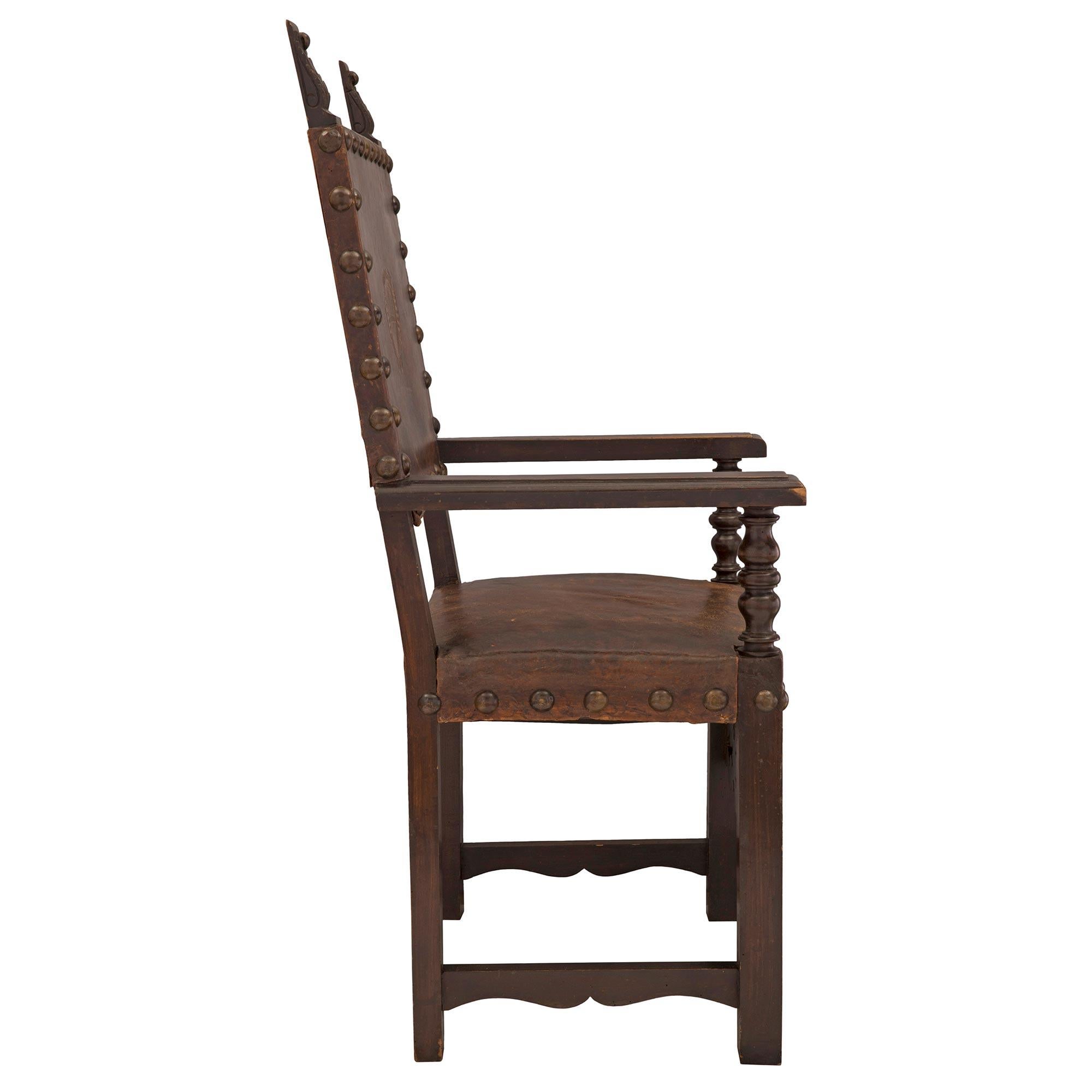 Renaissance Ensemble de quatre chaises trônes italiennes du début du XIXe siècle en noyer et cuir en vente