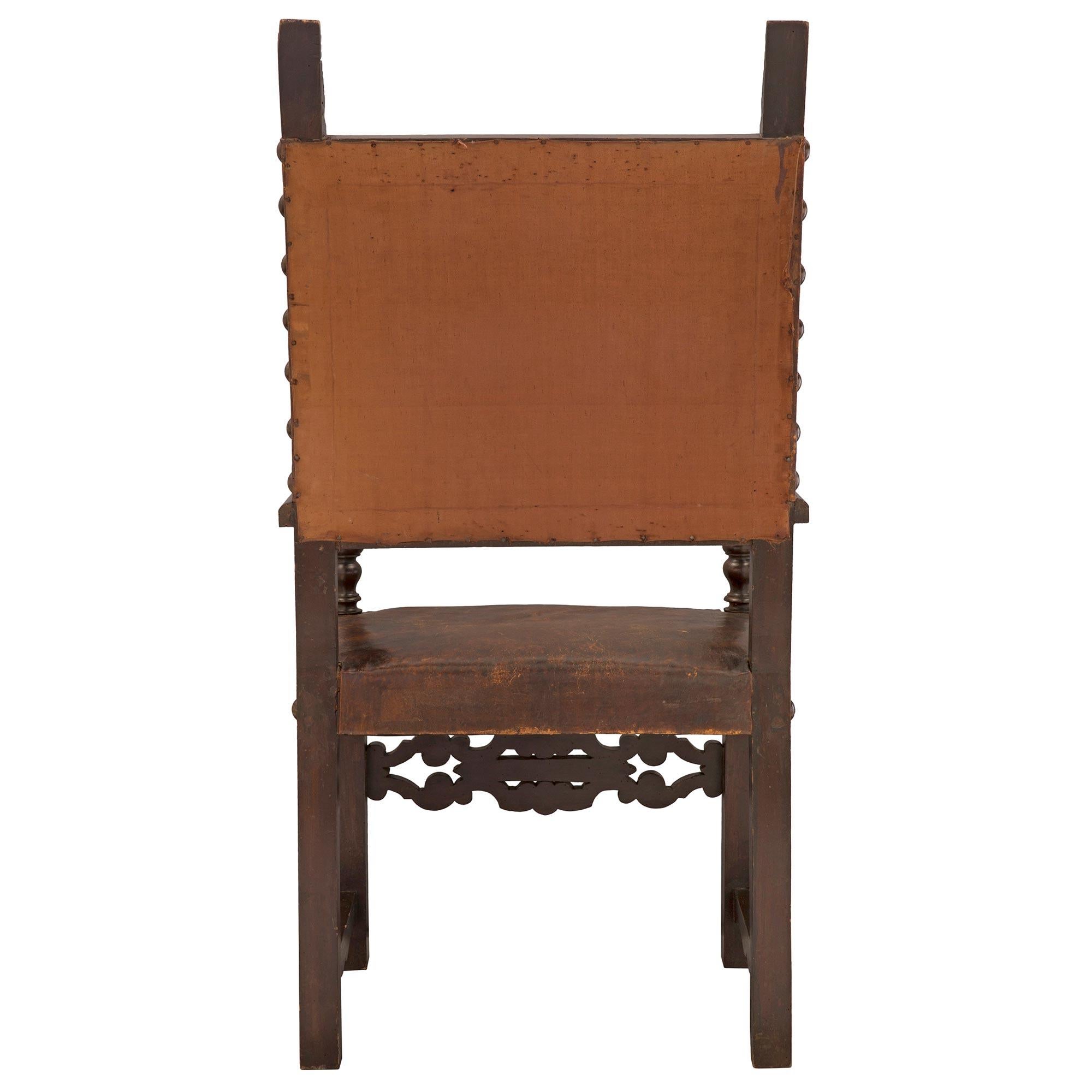 Ensemble de quatre chaises trônes italiennes du début du XIXe siècle en noyer et cuir Bon état - En vente à West Palm Beach, FL