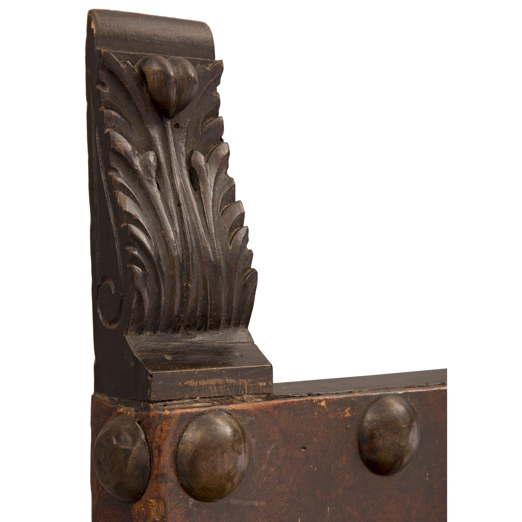 Cuir Ensemble de quatre chaises trônes italiennes du début du XIXe siècle en noyer et cuir en vente