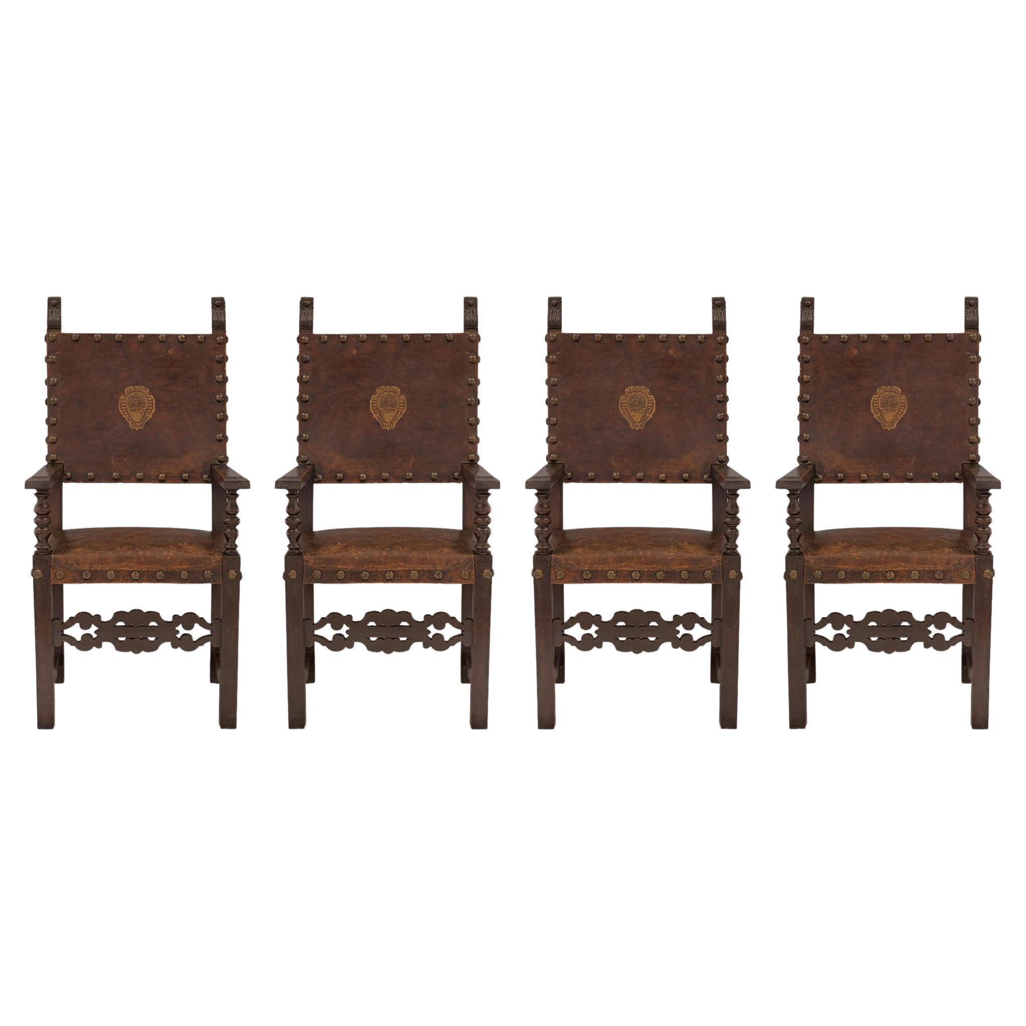 Ensemble de quatre chaises trônes italiennes du début du XIXe siècle en noyer et cuir en vente