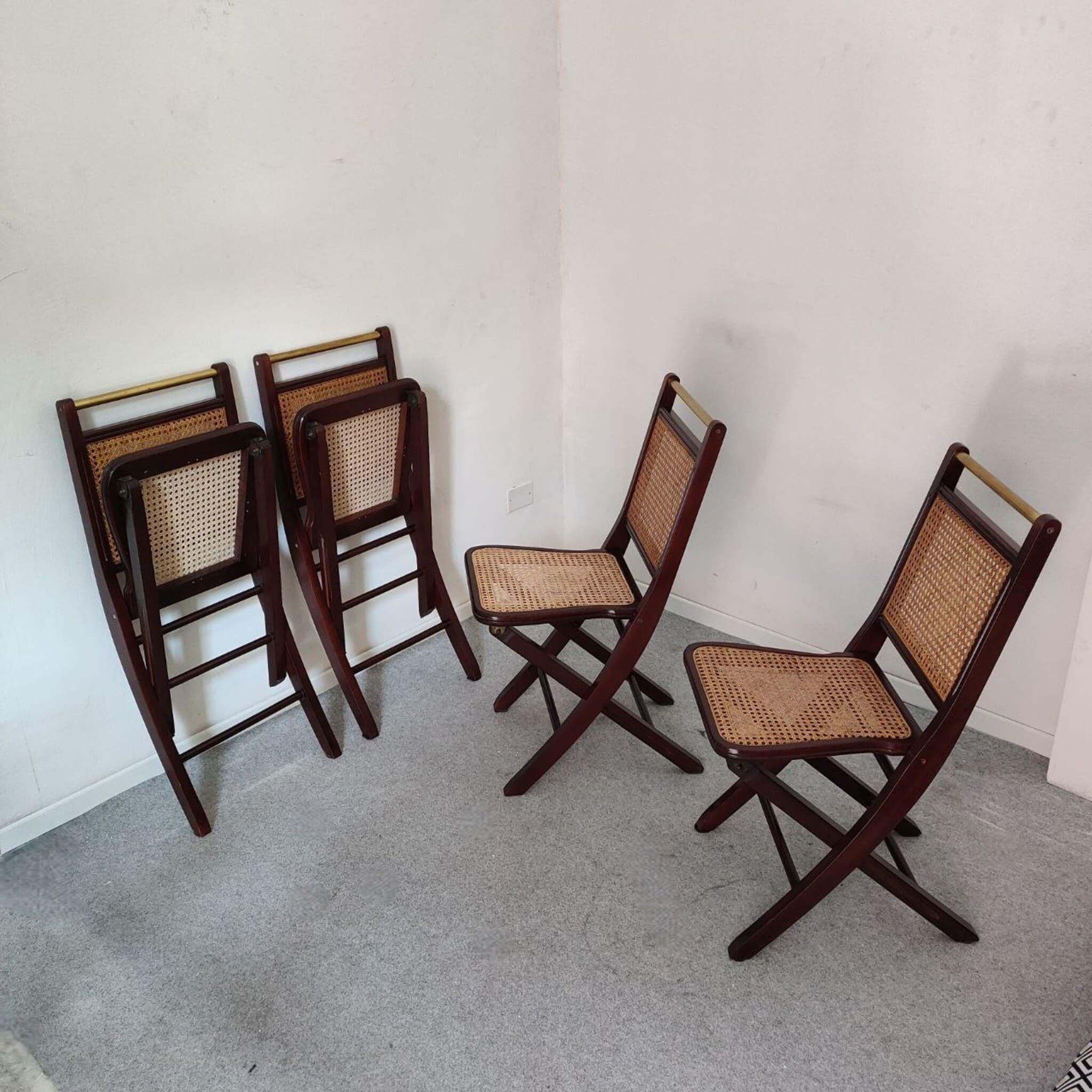 Juego de cuatro sillas plegables italianas madera latón Viena paja, años 70 en venta 3