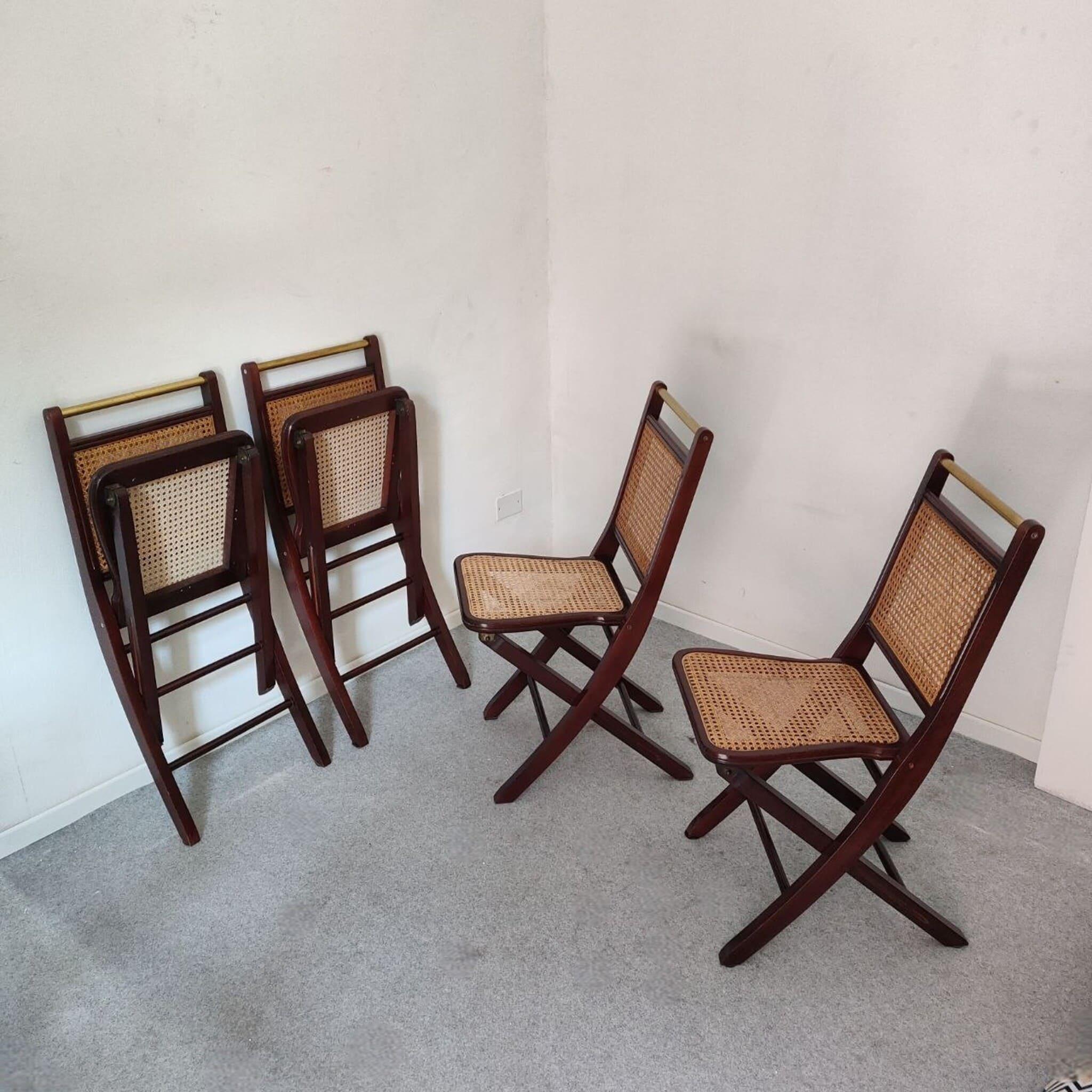 Juego de cuatro sillas plegables italianas madera latón Viena paja, años 70 finales del siglo XX en venta