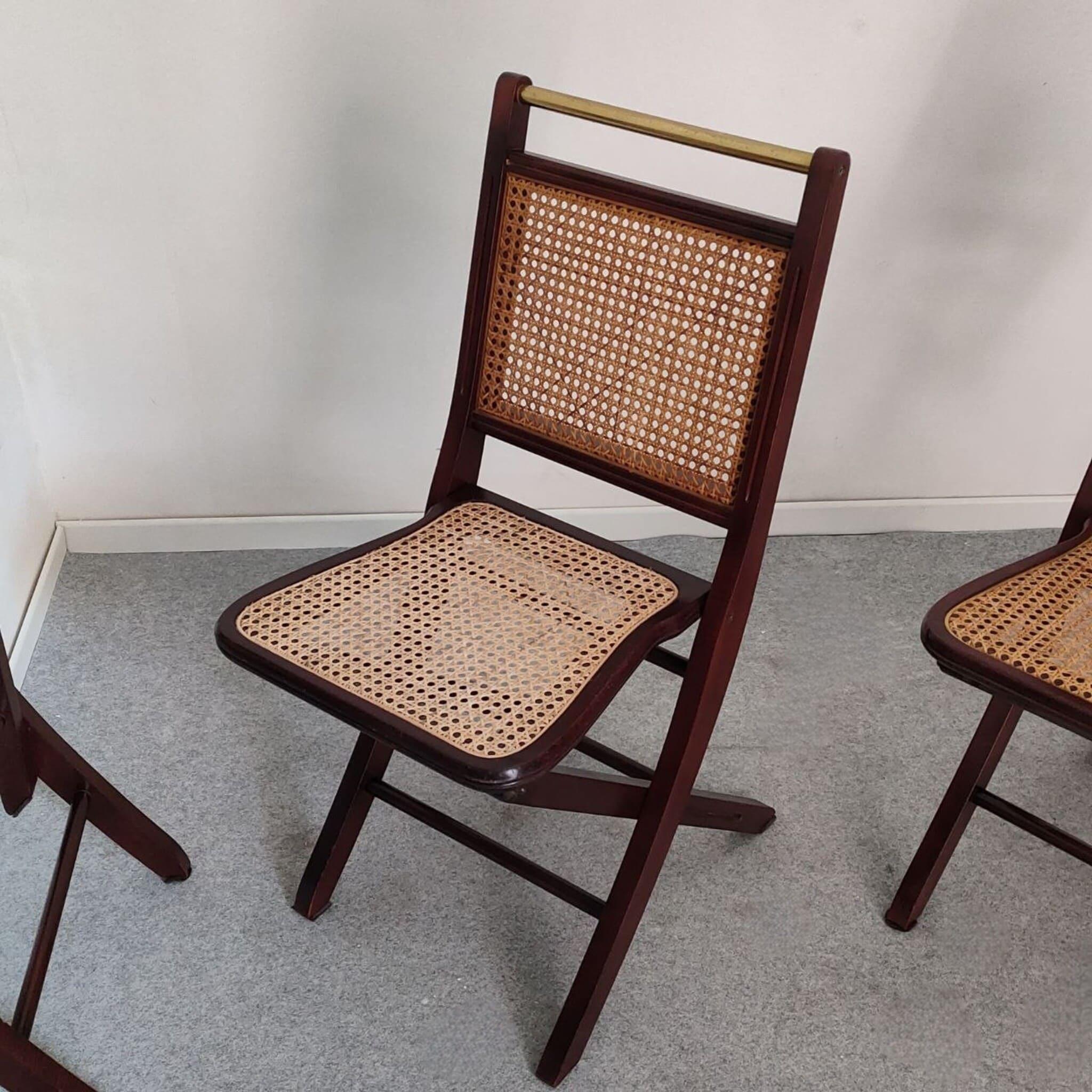 Juego de cuatro sillas plegables italianas madera latón Viena paja, años 70 Latón en venta