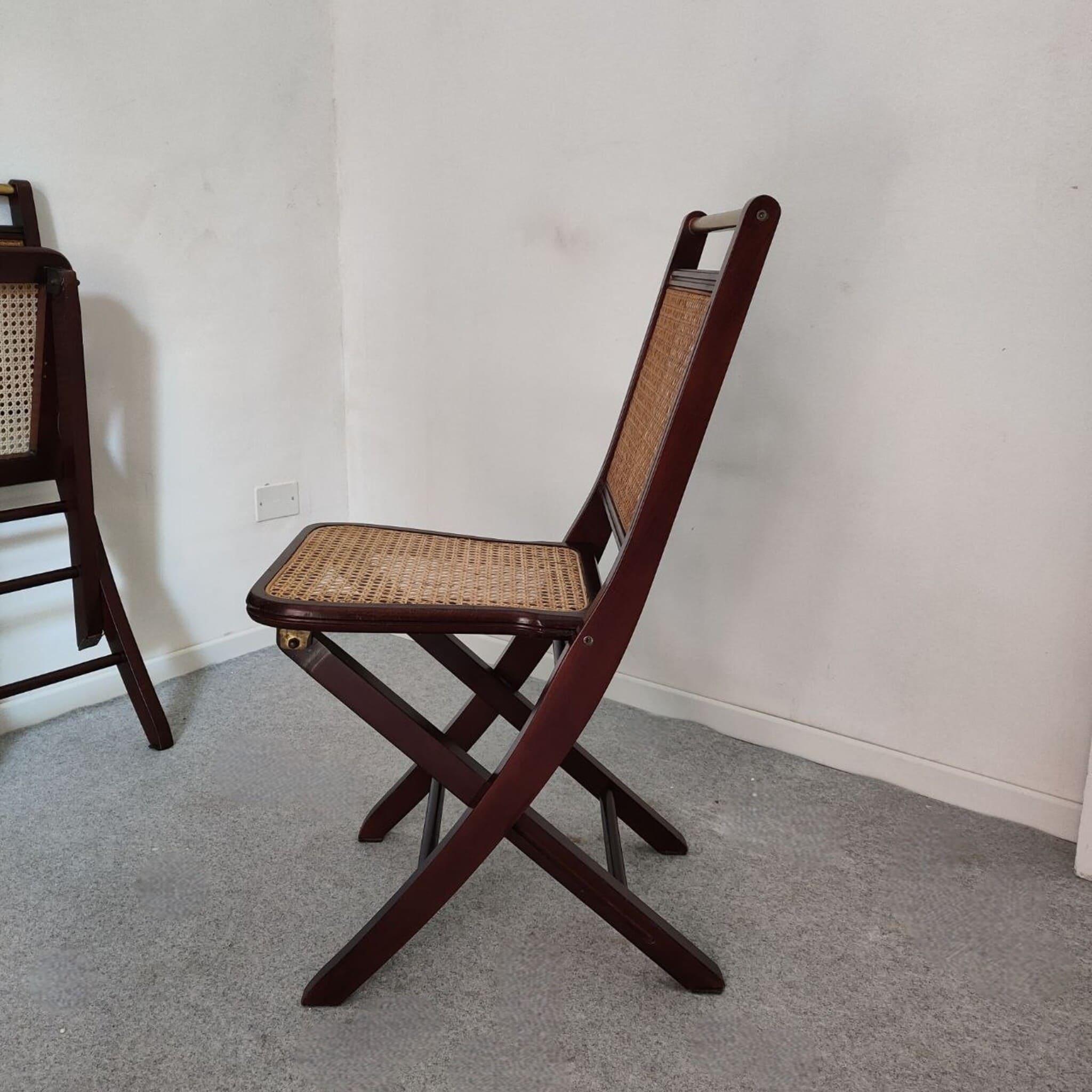 Juego de cuatro sillas plegables italianas madera latón Viena paja, años 70 en venta 1