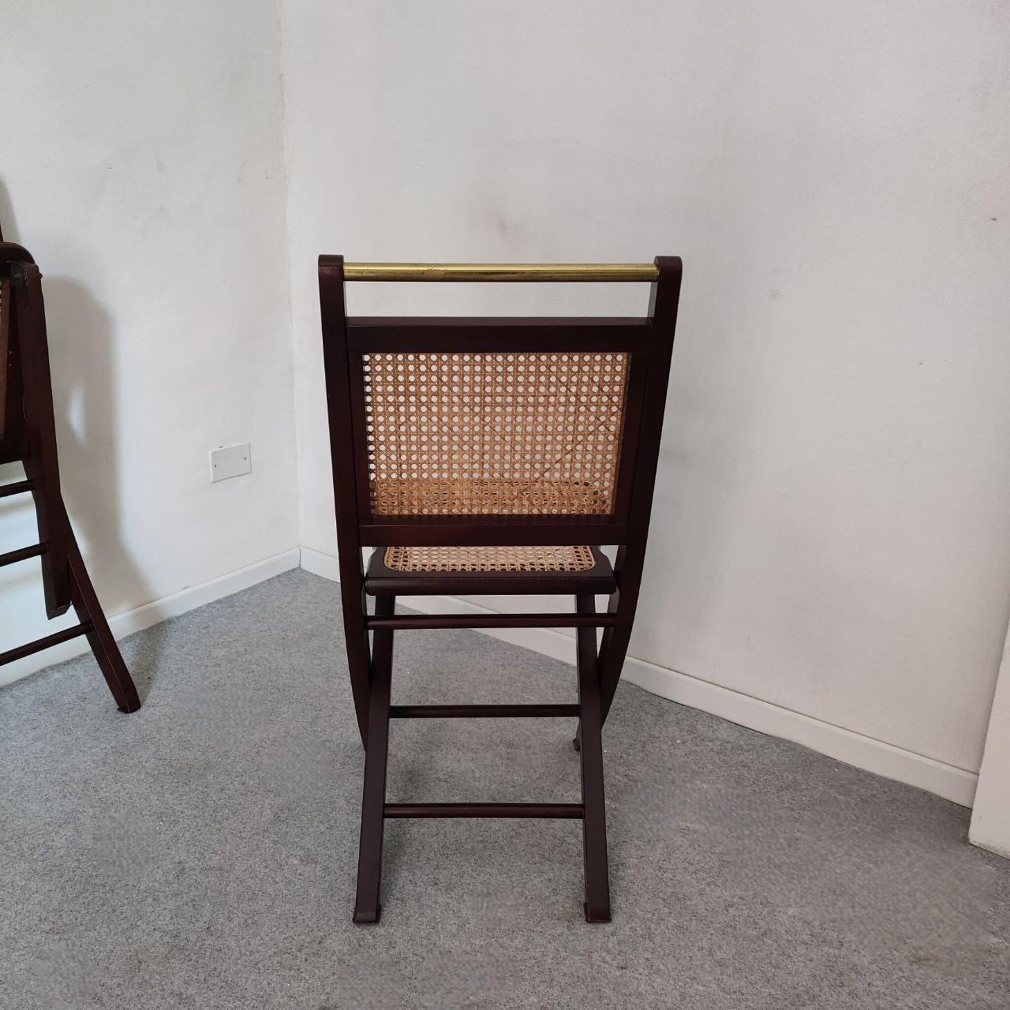 Juego de cuatro sillas plegables italianas madera latón Viena paja, años 70 en venta 2