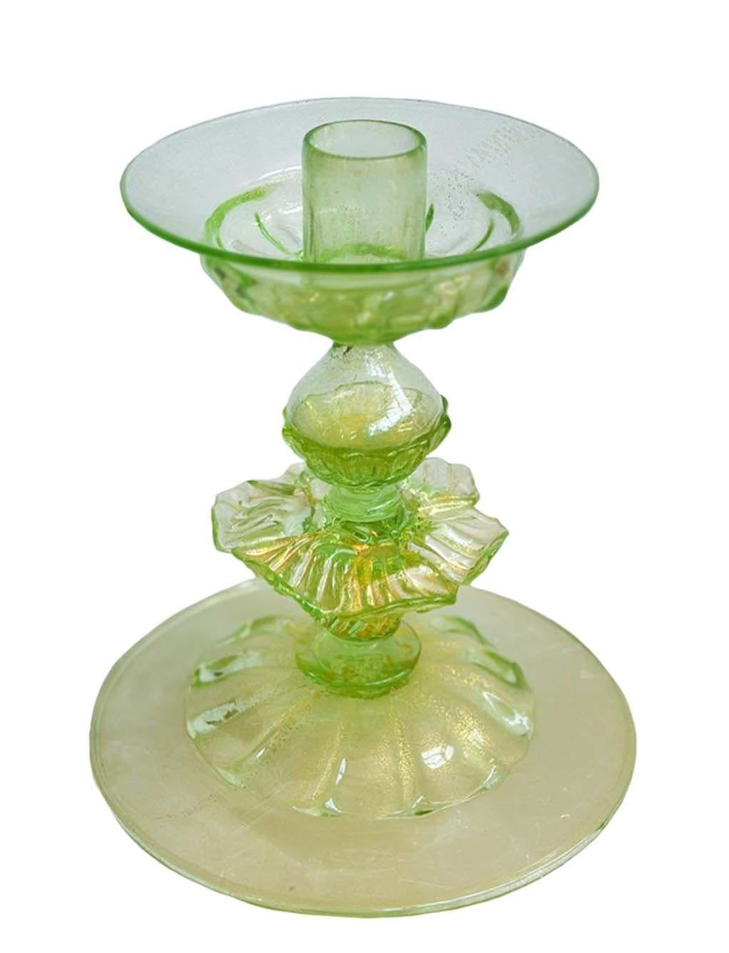 Vier Kerzenhalter aus grünem Murano-Glas mit glänzenden Goldflecken und gerippten Details. Nach dem Vorbild von Salviati. Hergestellt in Italien, ca. 1950er Jahre.
Abmessungen (pro Stück):
6 