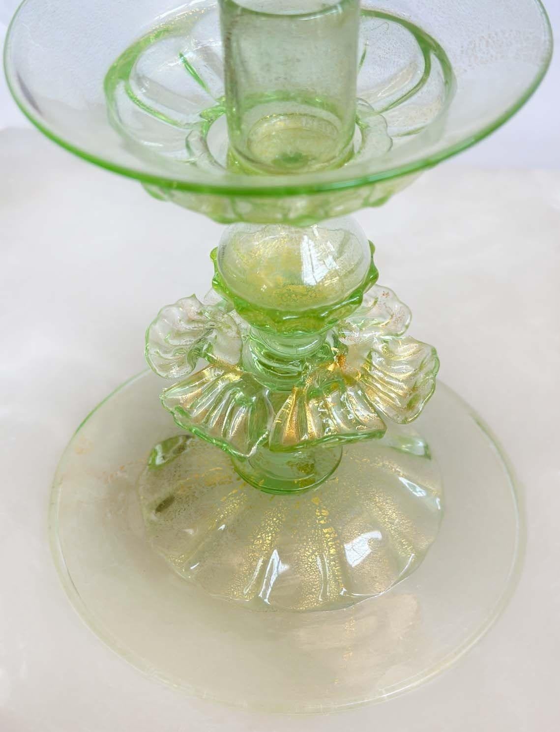 Milieu du XXe siècle Ensemble de quatre chandeliers italiens en verre de Murano vert avec mouchetures dorées en vente
