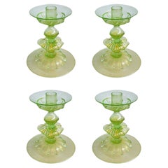 Satz von vier italienischen Kerzenhaltern aus grünem Muranoglas mit goldenen Flecken