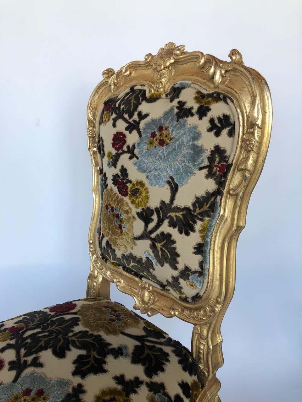 Set of Four Italian Hand-Carved Gilded Chairs with Vintage Floral Upholstery For Sale 3