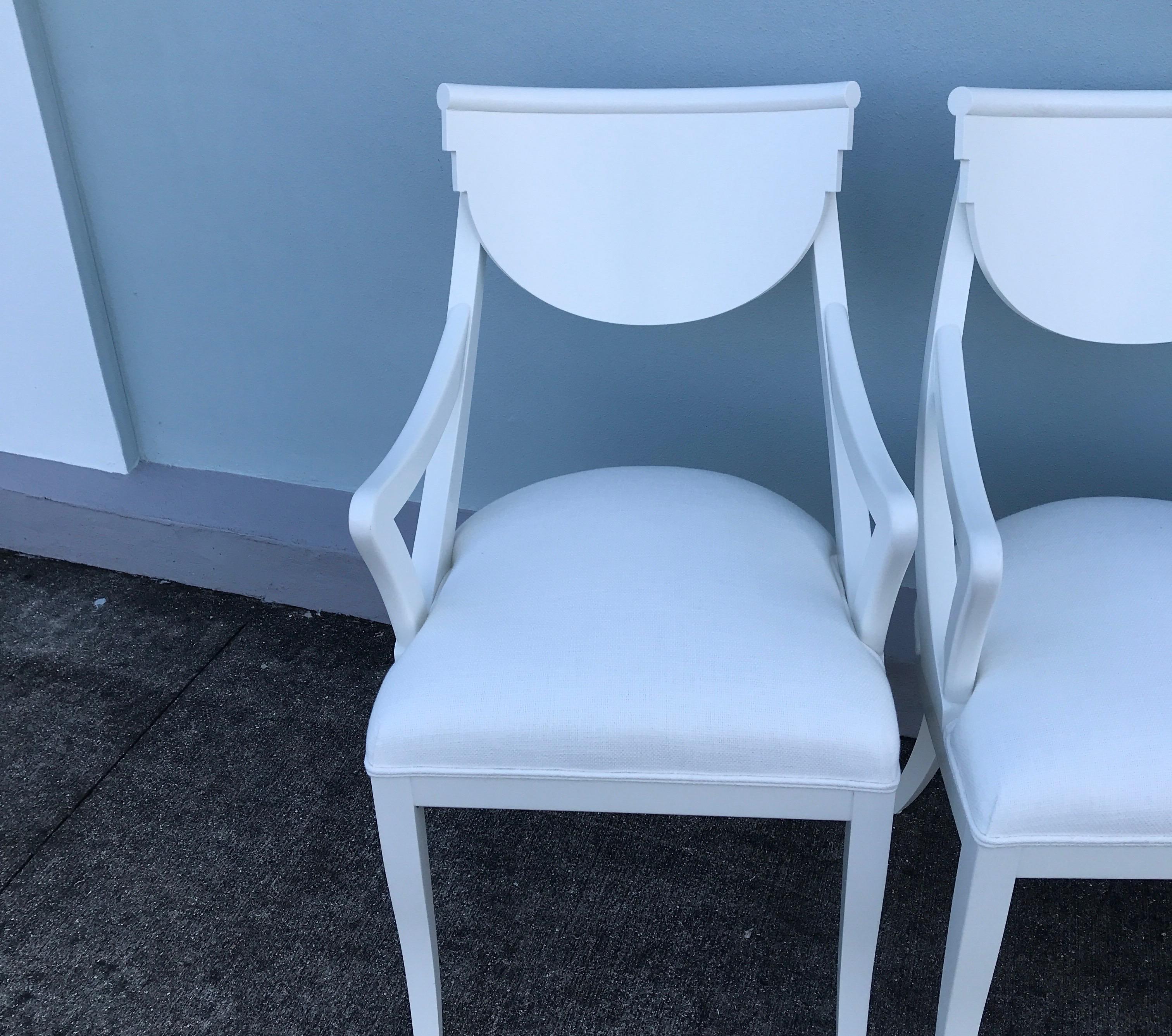 Satz von vier weiß lackierten Klismos-Sesseln im Hollywood-Regency-Stil mit neu gepolsterten Sitzen.