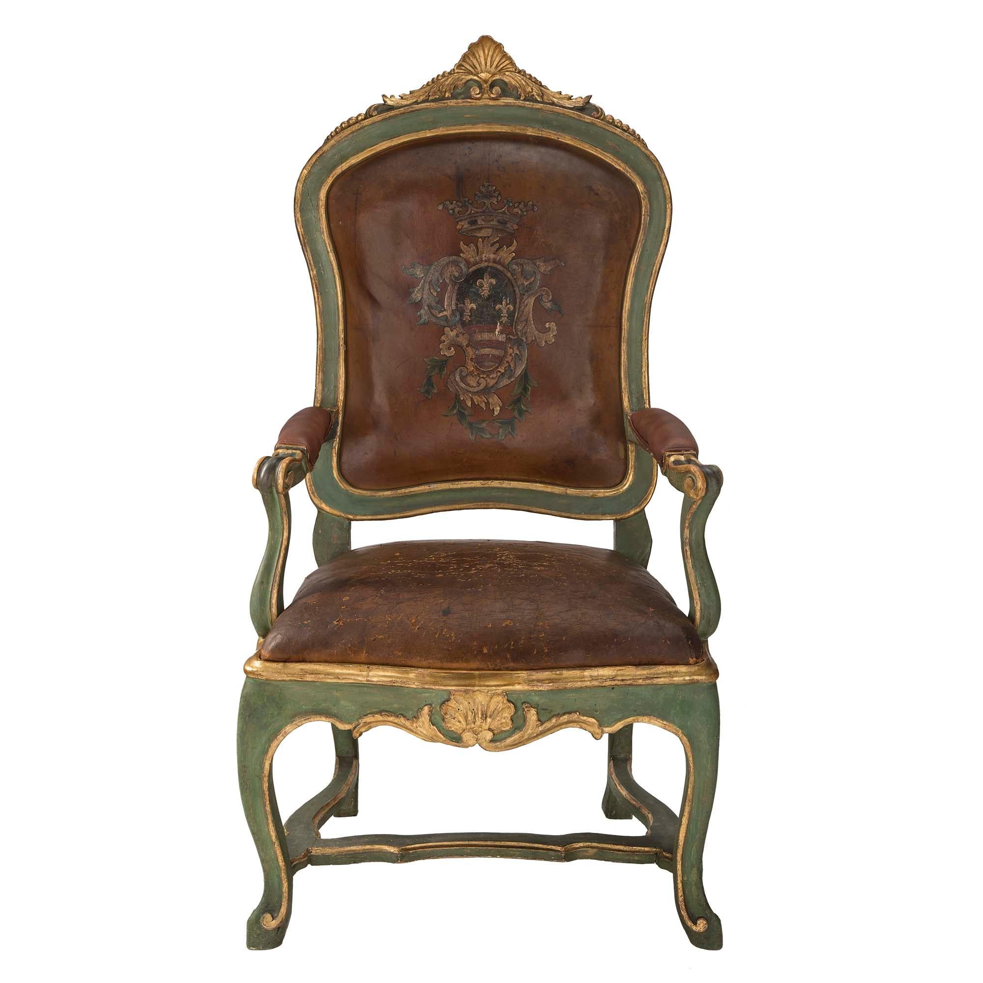 Ein sehr hübsches und einzigartiges Set von vier italienischen römischen Sesseln aus der Mitte des 18. Jeder grün gefärbte, polychrome Sessel, À Chassis, was bedeutet, dass die Polsterung leicht abgenommen und für jede Jahreszeit gewechselt werden