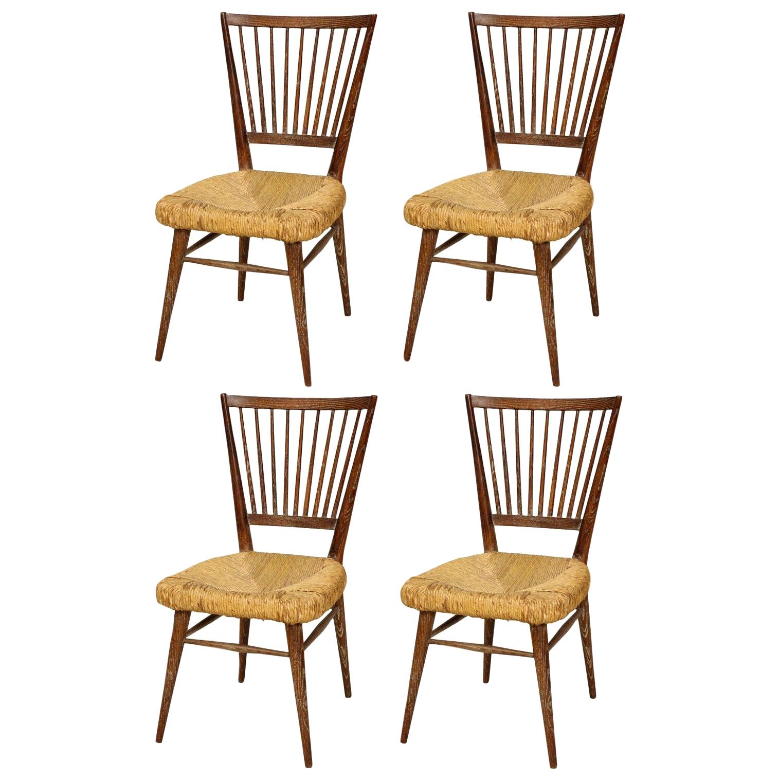 Set aus vier italienischen Eichenholzstühlen aus der Mitte des Jahrhunderts mit Binsen-Sitzen