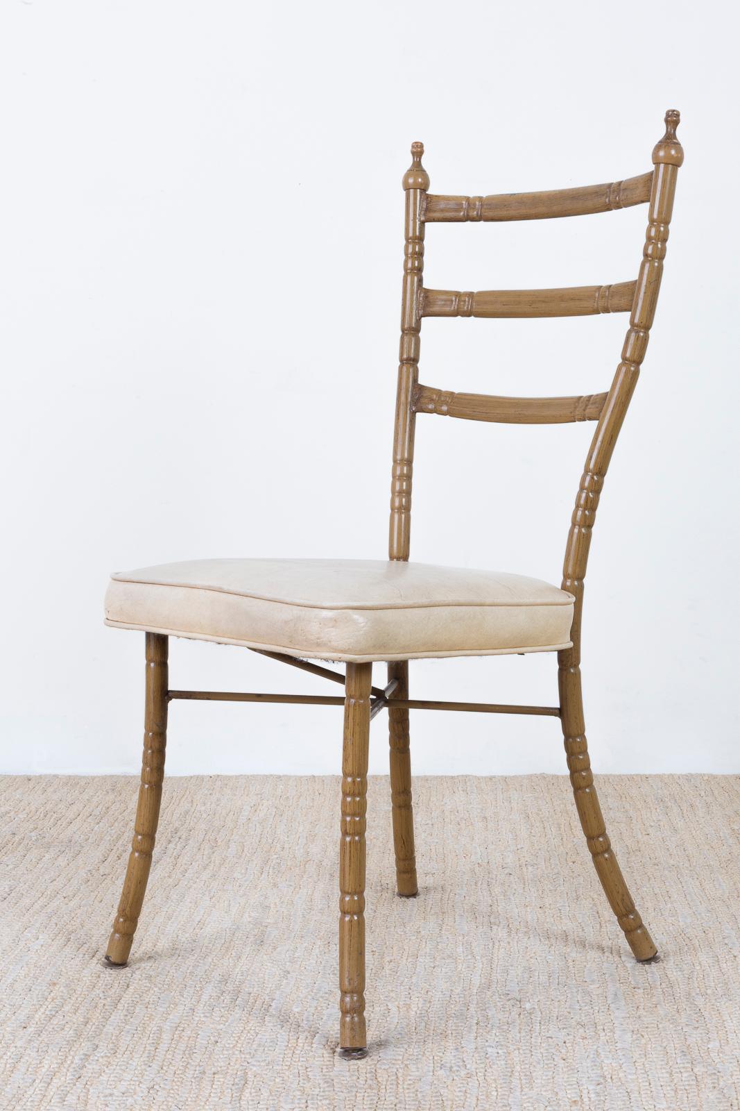 Mid-Century Modern Ensemble de quatre chaises de salle à manger italiennes en faux bambou du milieu du siècle dernier en vente