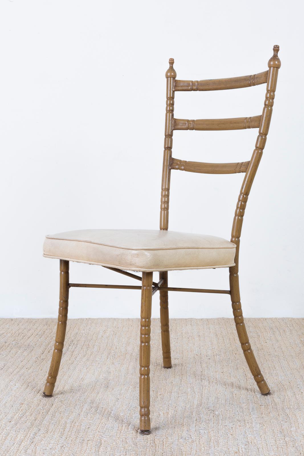 Mid-Century Modern Ensemble de quatre chaises de salle à manger italiennes en faux bambou du milieu du siècle dernier