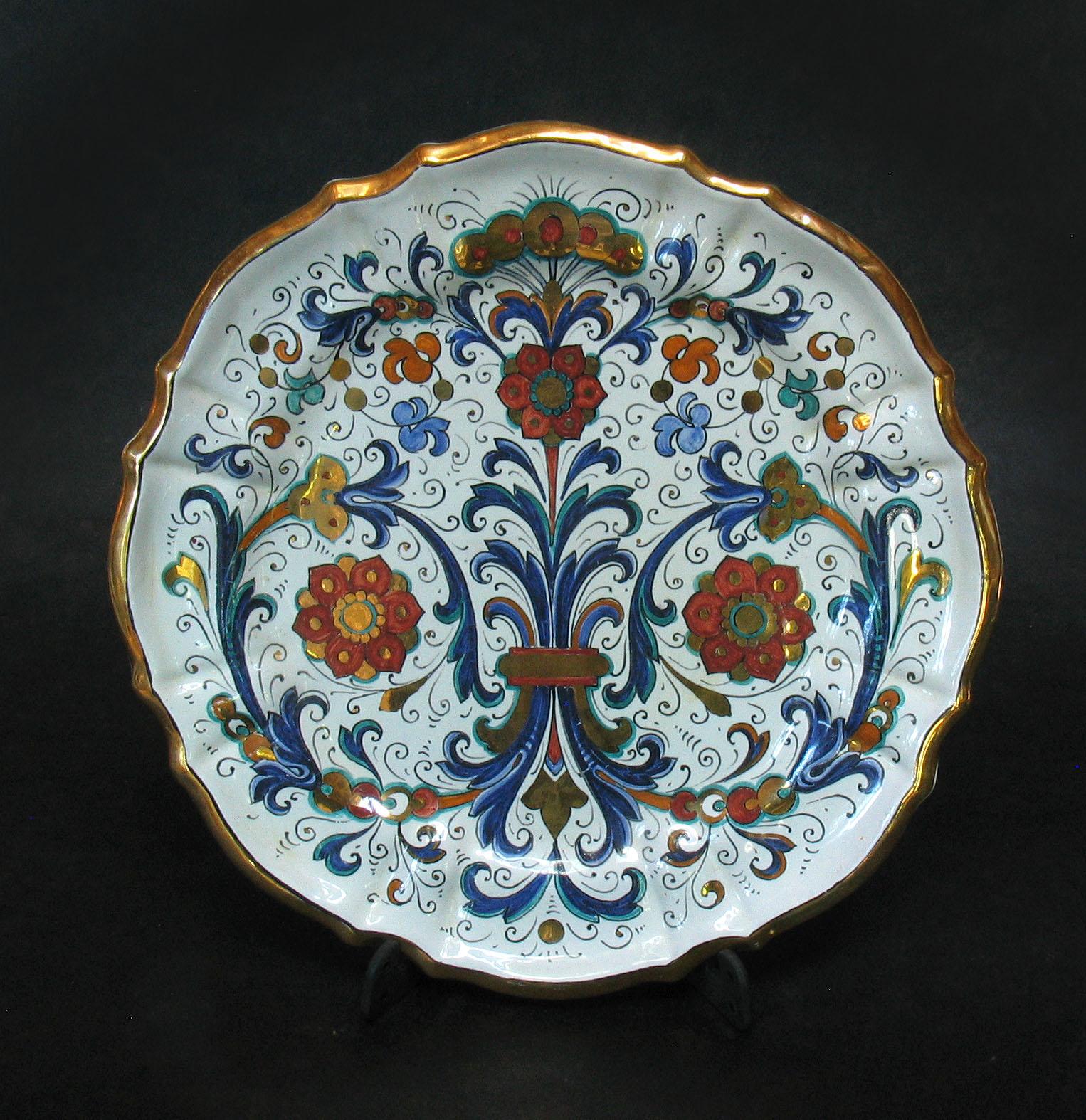 Set of Four Italian Molded Deruta Majolica Dishes, 20th Century For Sale 2