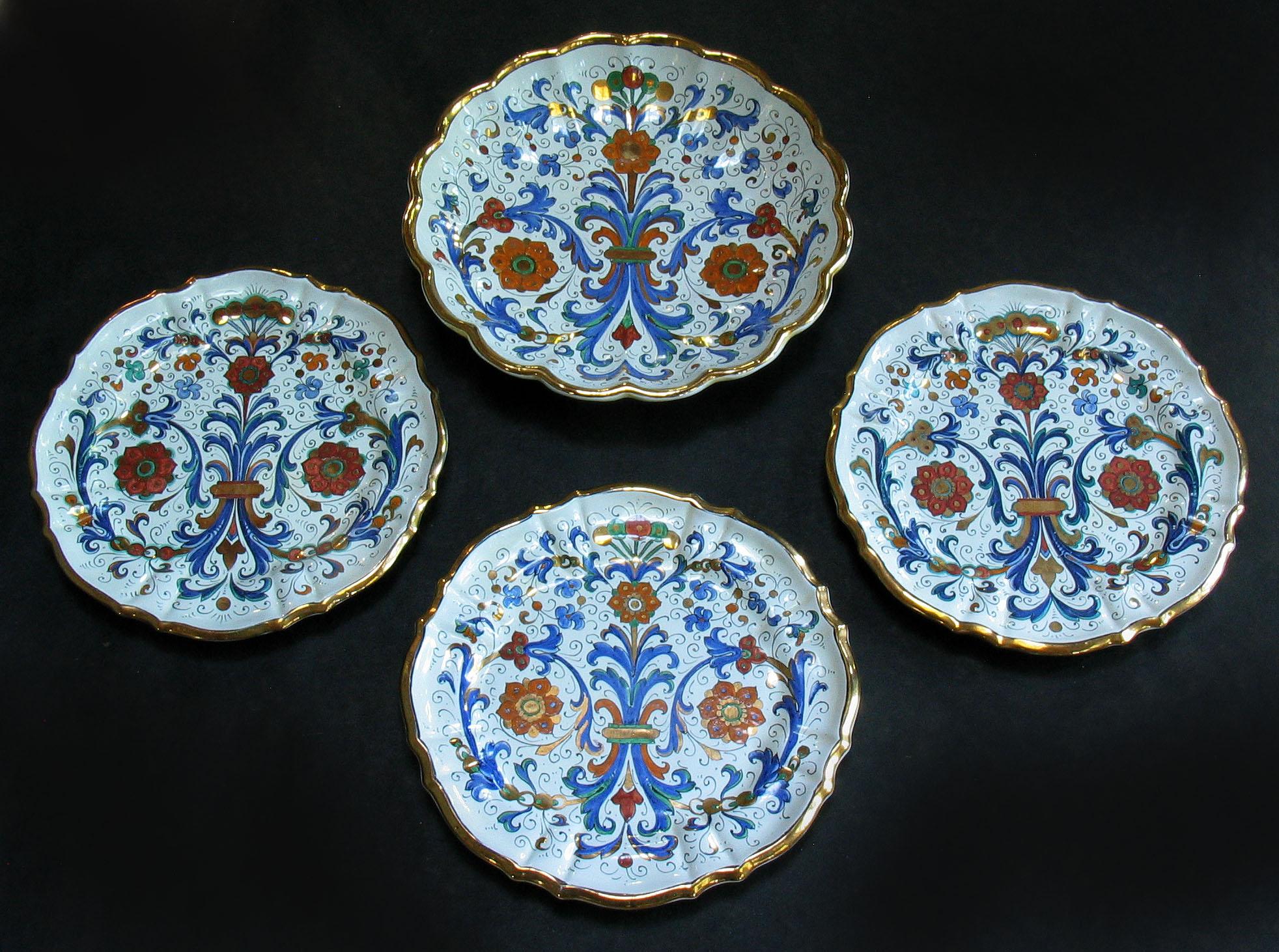 Ensemble de quatre plats italiens moulés en majolique Deruta, 20ème siècle en vente 2