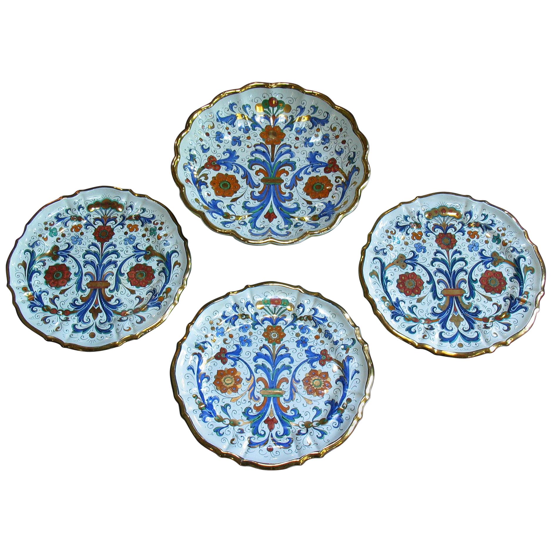 Ensemble de quatre plats italiens moulés en majolique Deruta, 20ème siècle