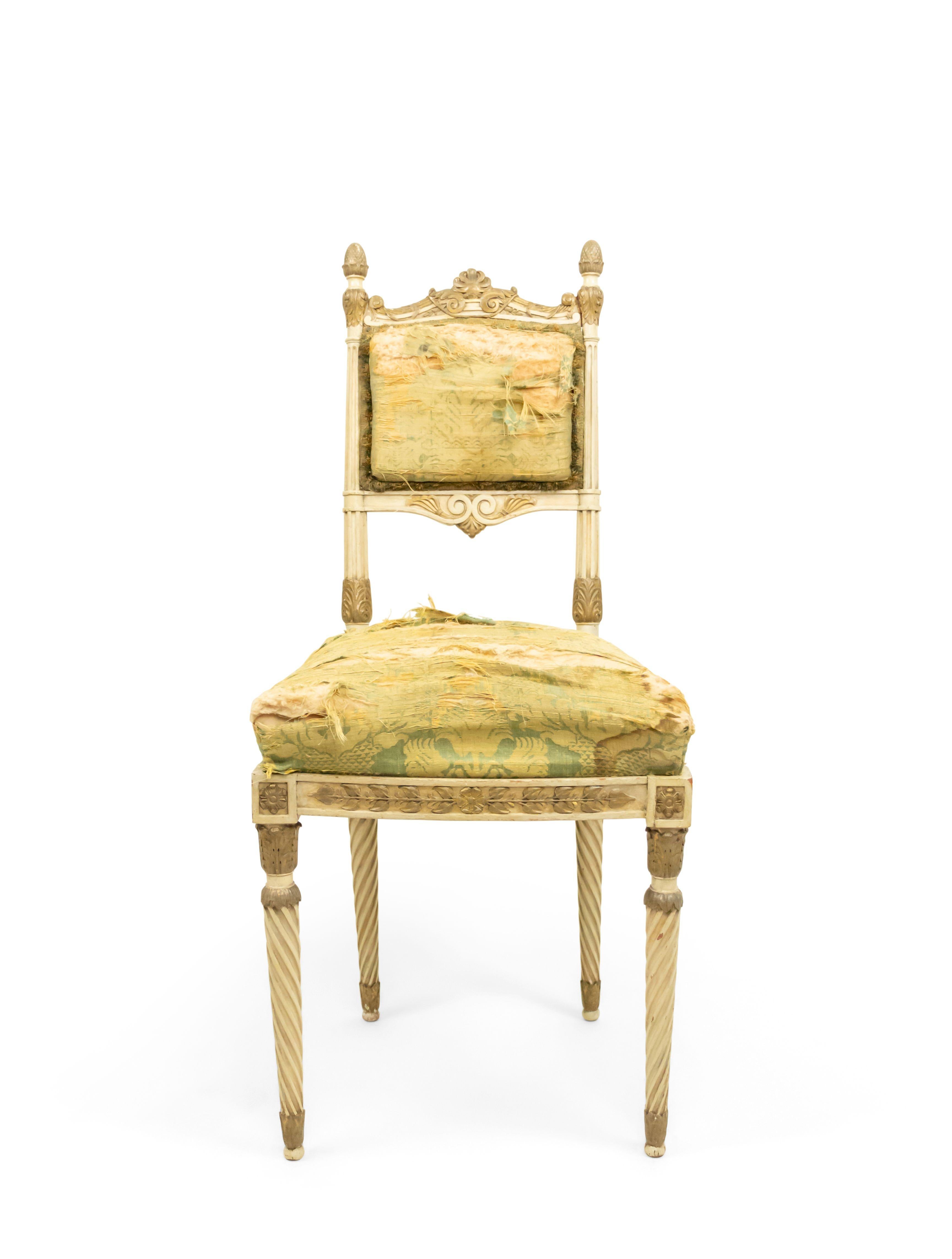 4 Stühle im italienischen Neoklassizismus, paketvergoldet und cremefarben bemalt, mit grünem Seidendamastbezug auf spiralförmig geriffelten, gedrechselten Beinen (19. Jahrhundert)
