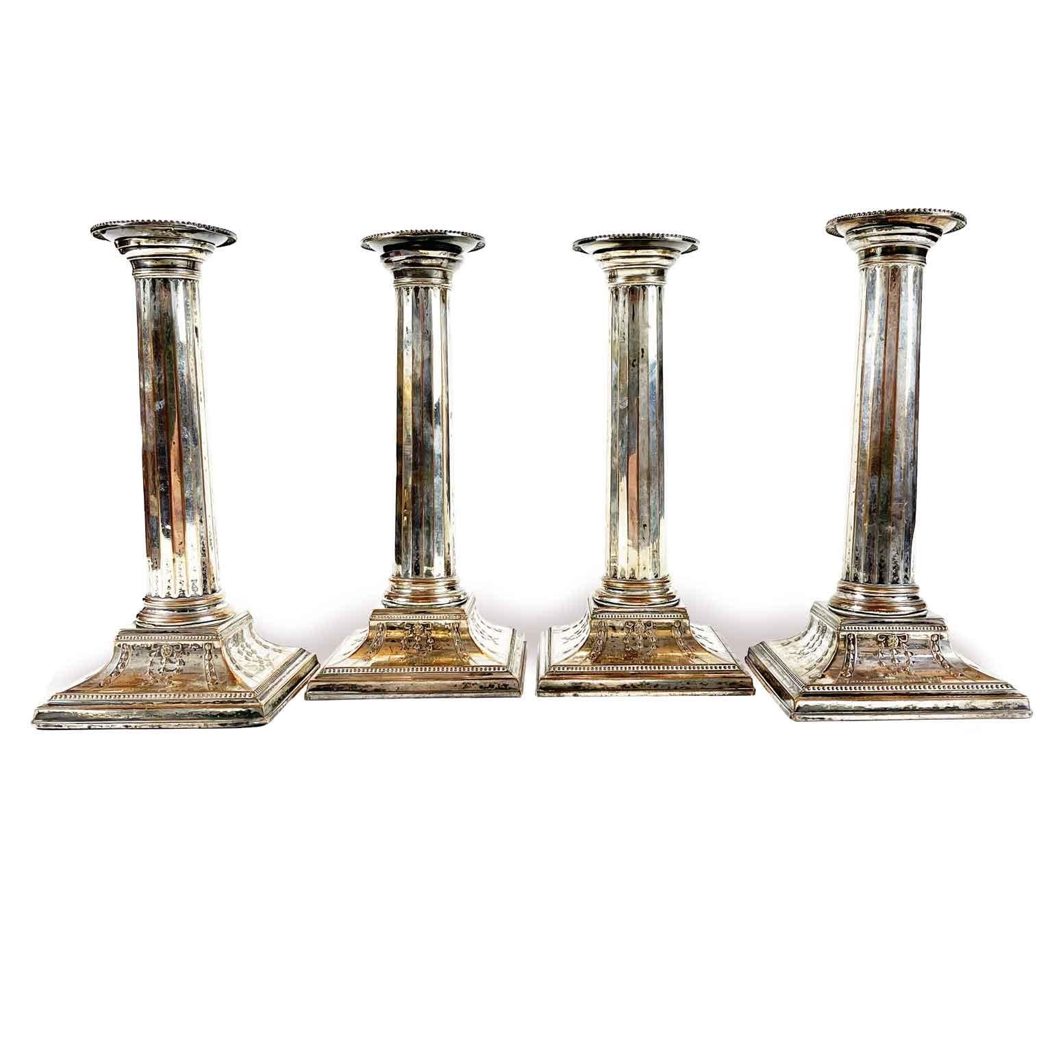 Satz von vier Kerzenhaltern aus versilbertem Kupfer im neoklassischen Stil, Anfang 1900.

Dieses feine Set von Tischkerzenhaltern kann elektrifiziert werden und wird so zu einem eleganten Set von vier Tischlampen. Aufgrund ihrer schlanken