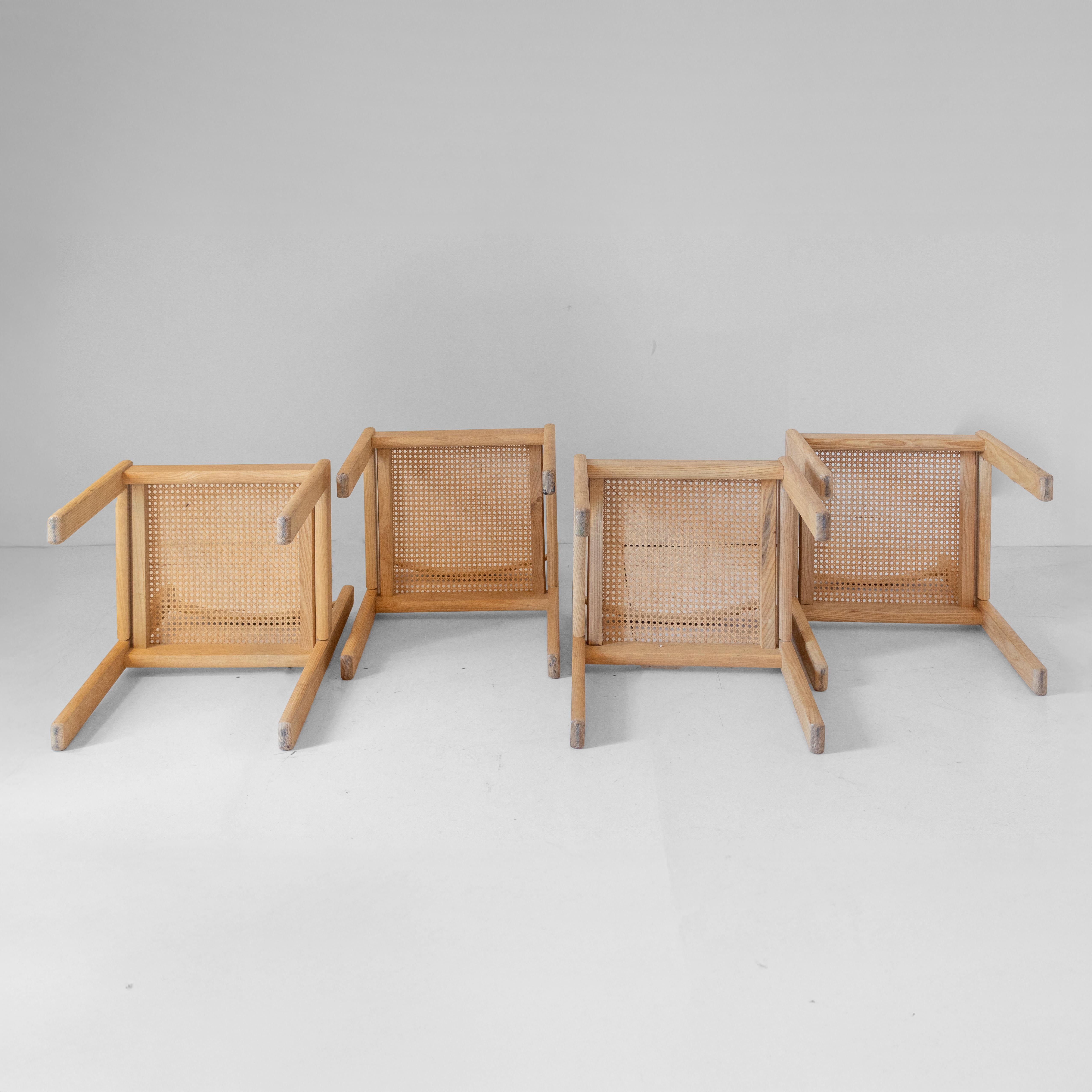 Juego de cuatro sillas de comedor italianas de roble con asientos de paja de Viena, años 70

Un refinado juego de cuatro sillas de comedor fabricadas en Italia en la década de 1970, que muestran la elegancia atemporal de la madera maciza de roble y
