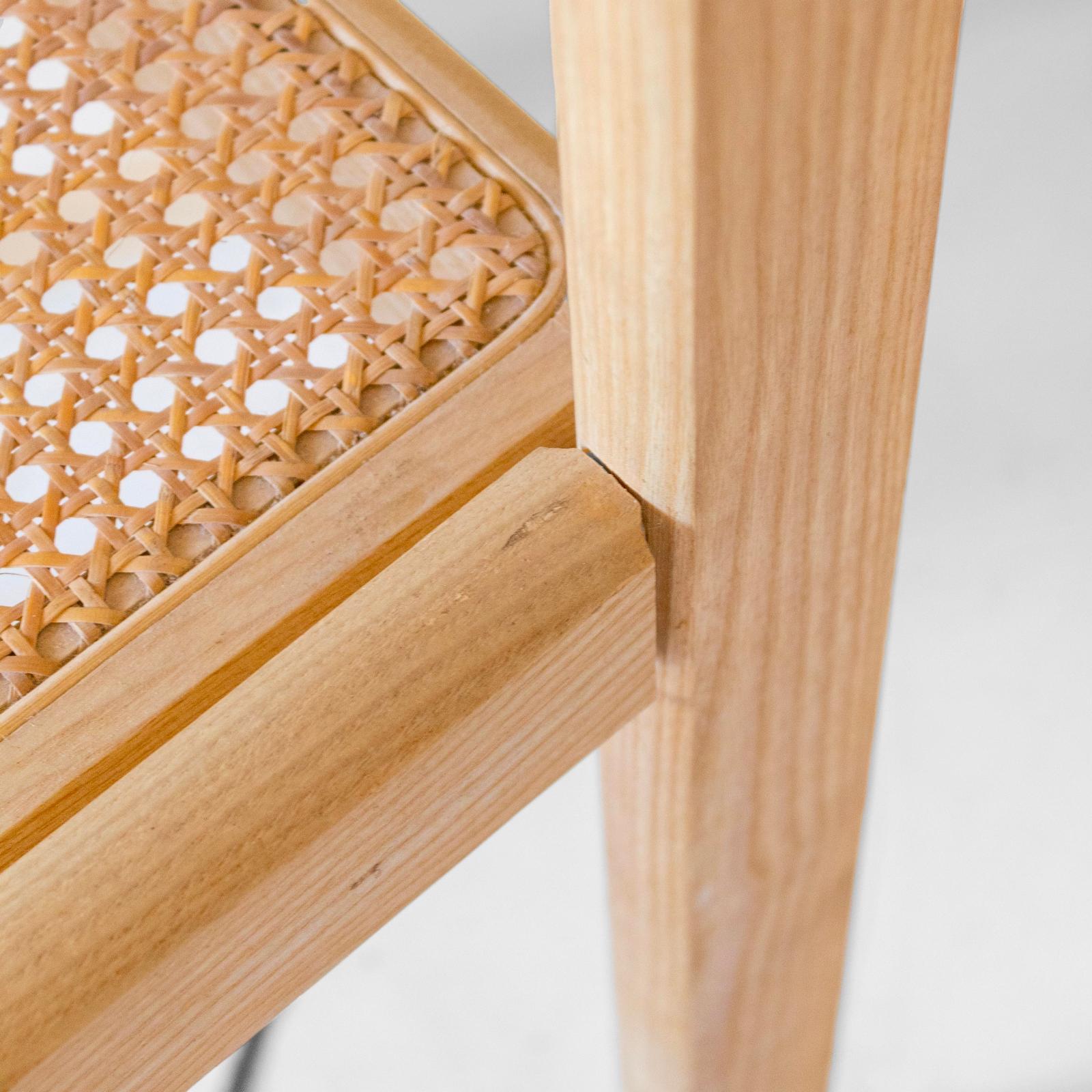 Juego de cuatro sillas de comedor italianas de roble con asientos de paja de Viena, años 70 Caña en venta