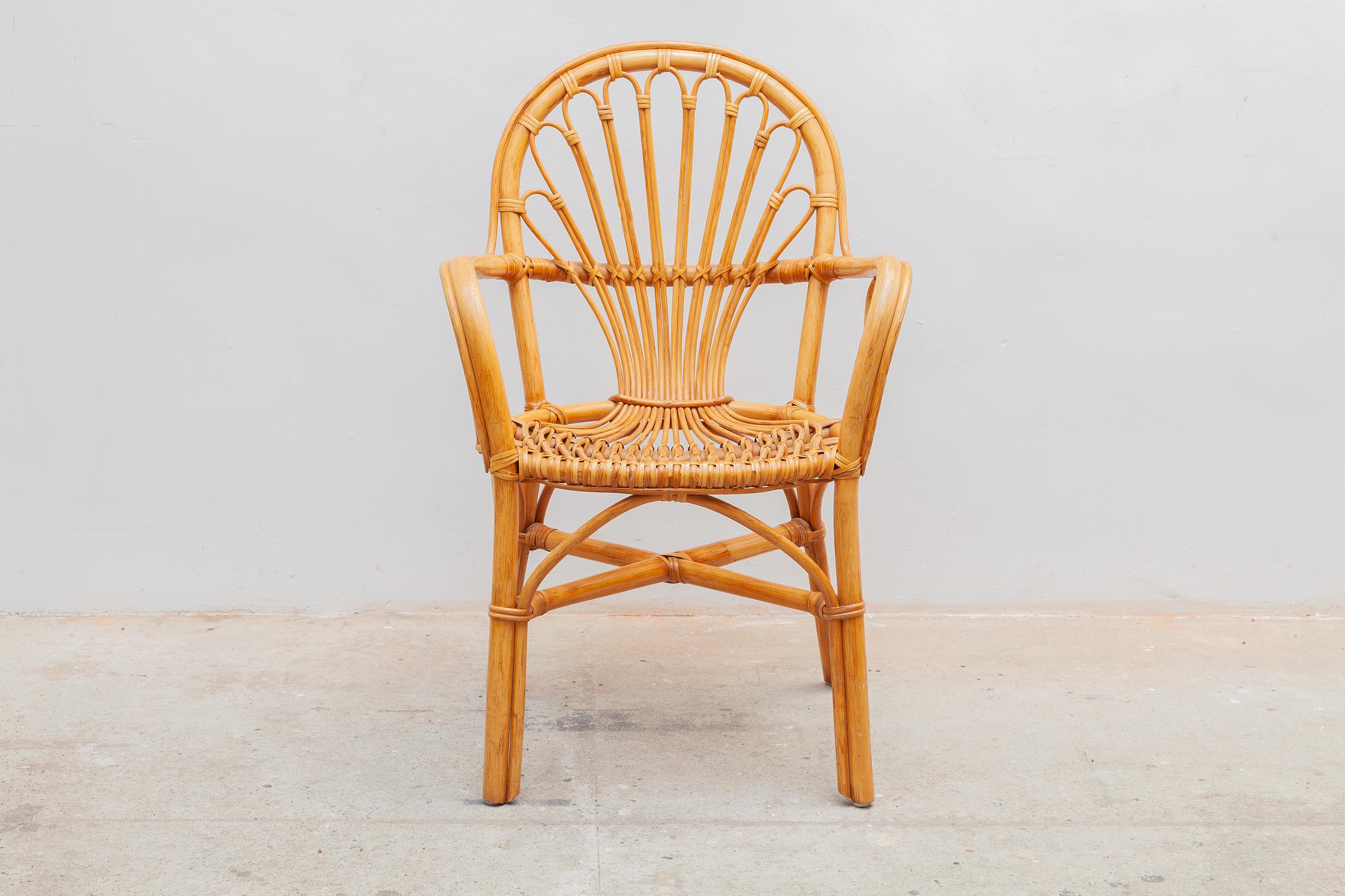 Vintage Mitte des Jahrhunderts Bambus Lounge Stühle in ausgezeichnetem Zustand. Abmessungen:60W x 89H x 50D cm Sitz: 47 cm hochDiese Bambusgeflechtstühle wurden in den 70er Jahren in Italien entworfen und hergestellt. Es ist ein bequemer,