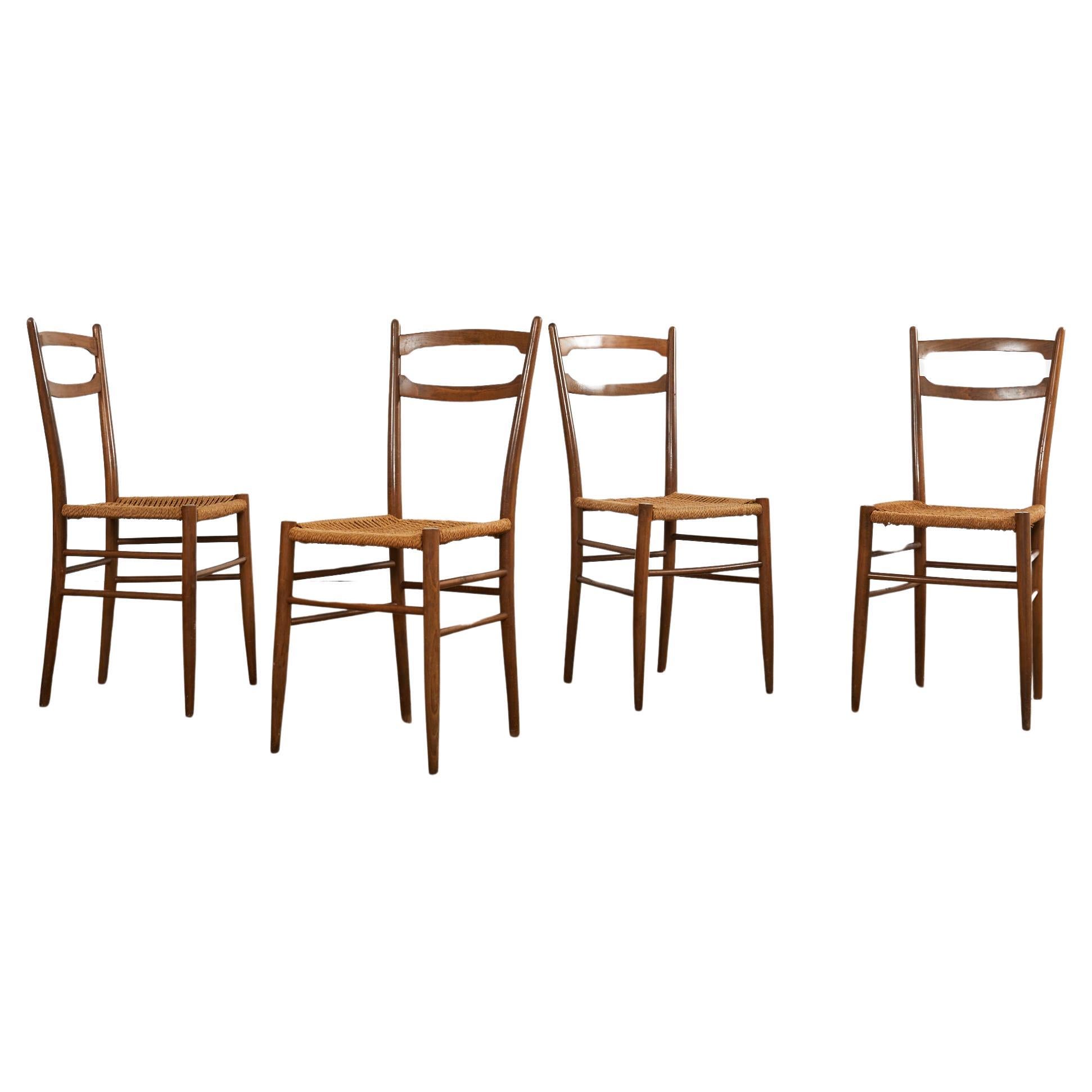 Ensemble de quatre chaises de salle à manger italiennes en noyer de style Paolo Buffa