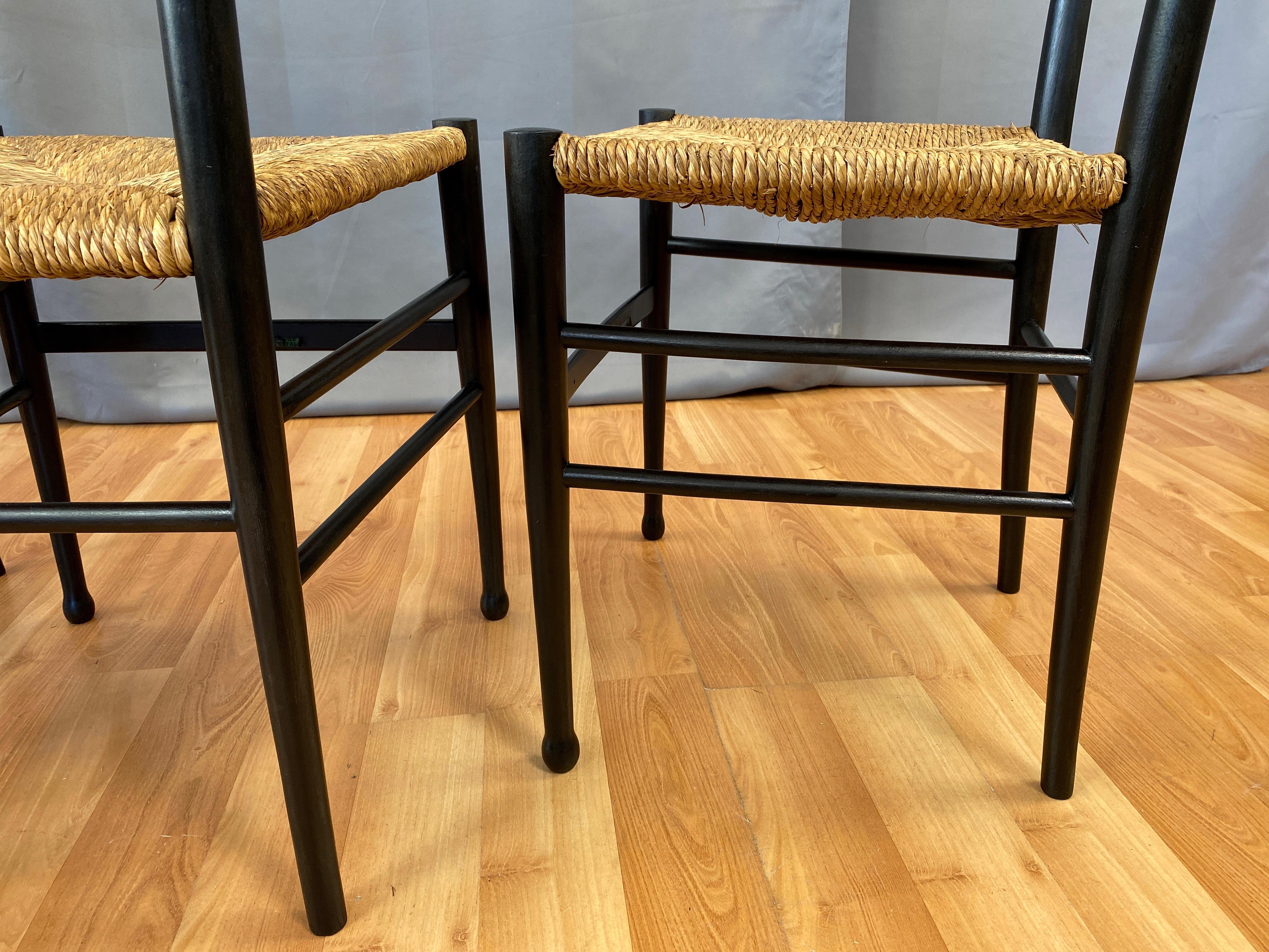 Ensemble de quatre chaises d'appoint italiennes en bois ébonisé de style Ponti avec sièges en jonc:: années 1960 6