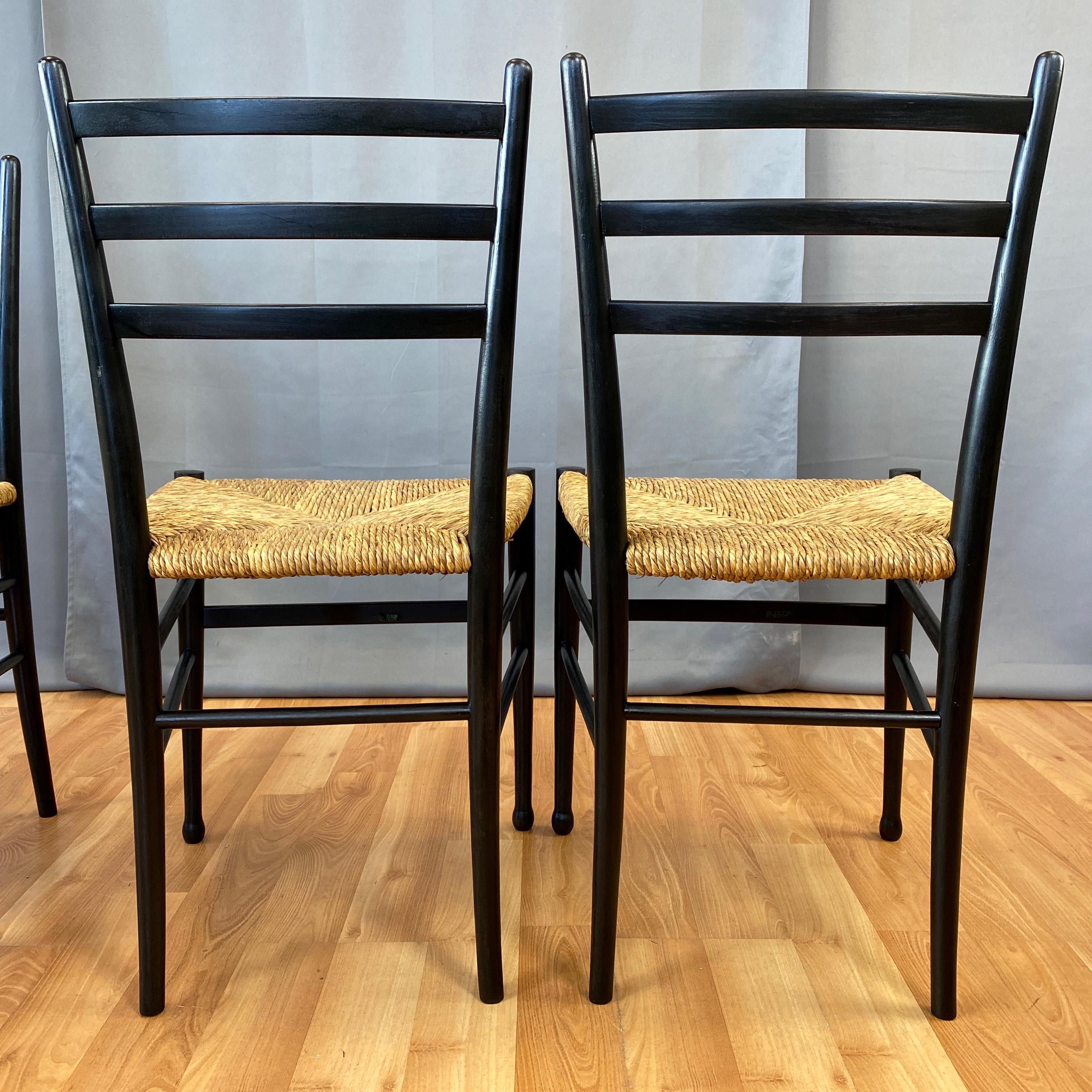 Milieu du XXe siècle Ensemble de quatre chaises d'appoint italiennes en bois ébonisé de style Ponti avec sièges en jonc:: années 1960
