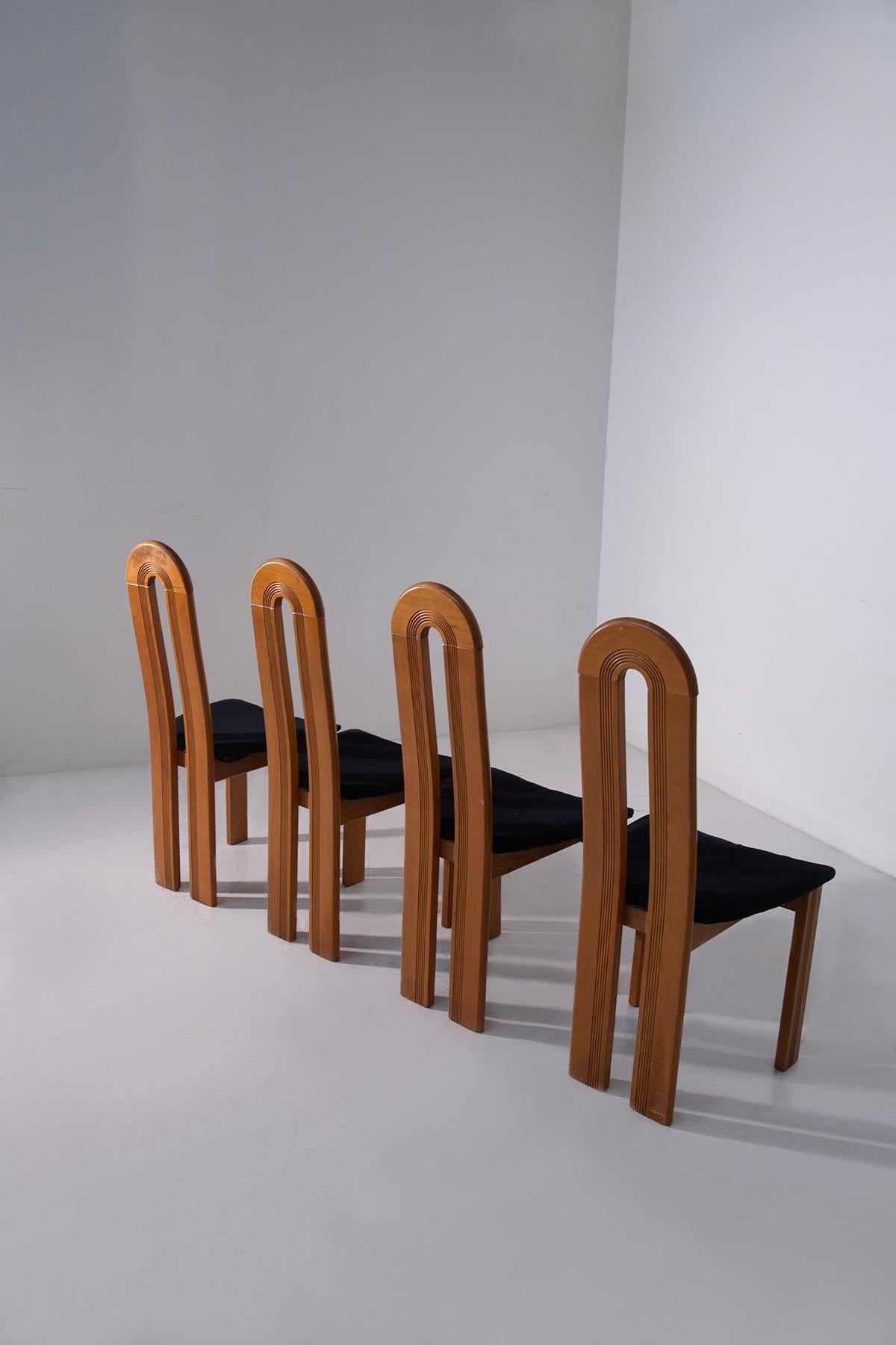 Diseño escultural en madera de fresno curvada con original asiento de tela negra
Un refinado icono del diseño italiano de los 80
Este elegante conjunto de cuatro sillas posmodernas se atribuye al renombrado fabricante italiano Mobilgirgi, activo en