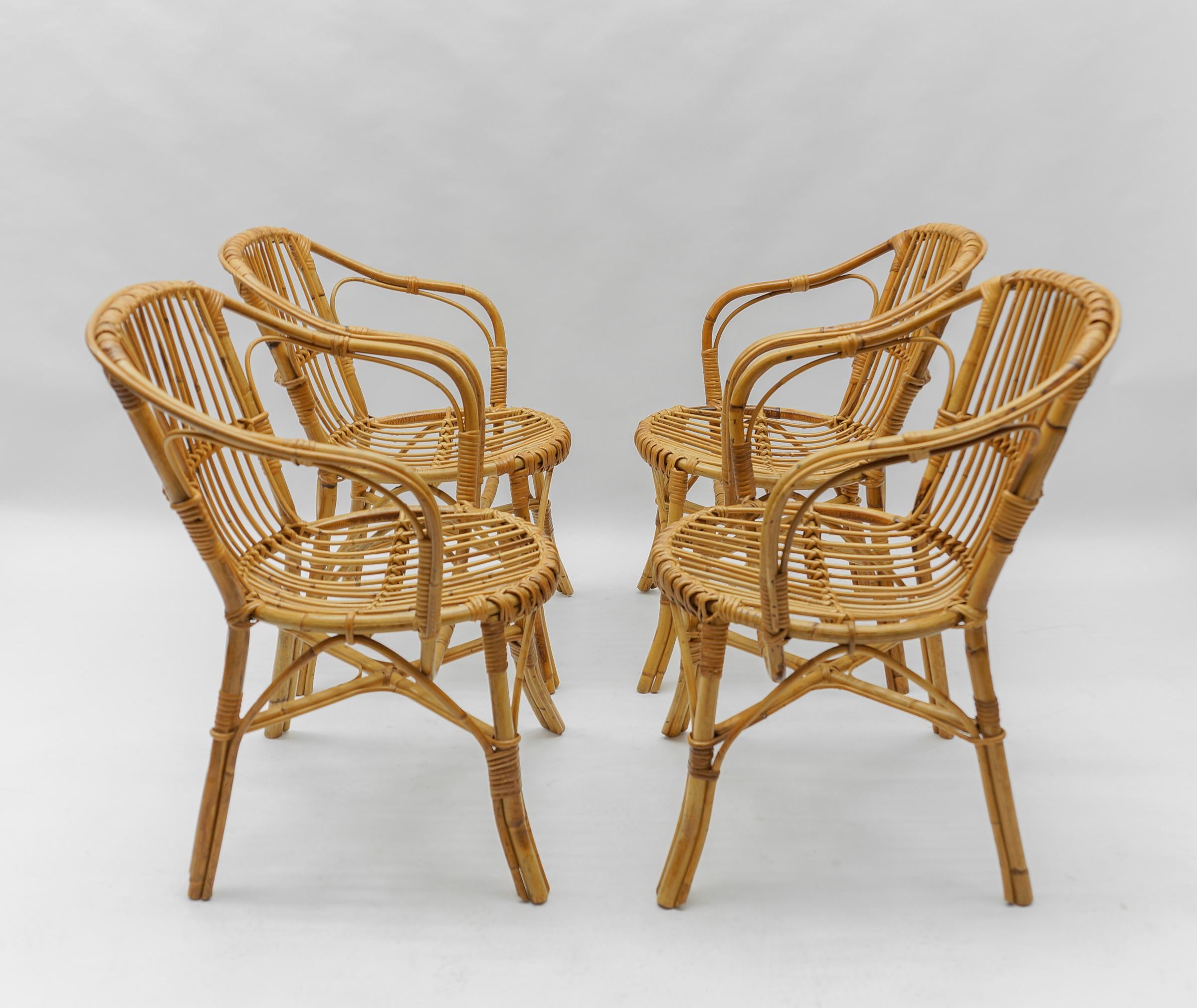 Très élégant et rare. Un superbe ensemble de 4 qui est très douillet. Hauteur d'assise de 39 cm.

 
