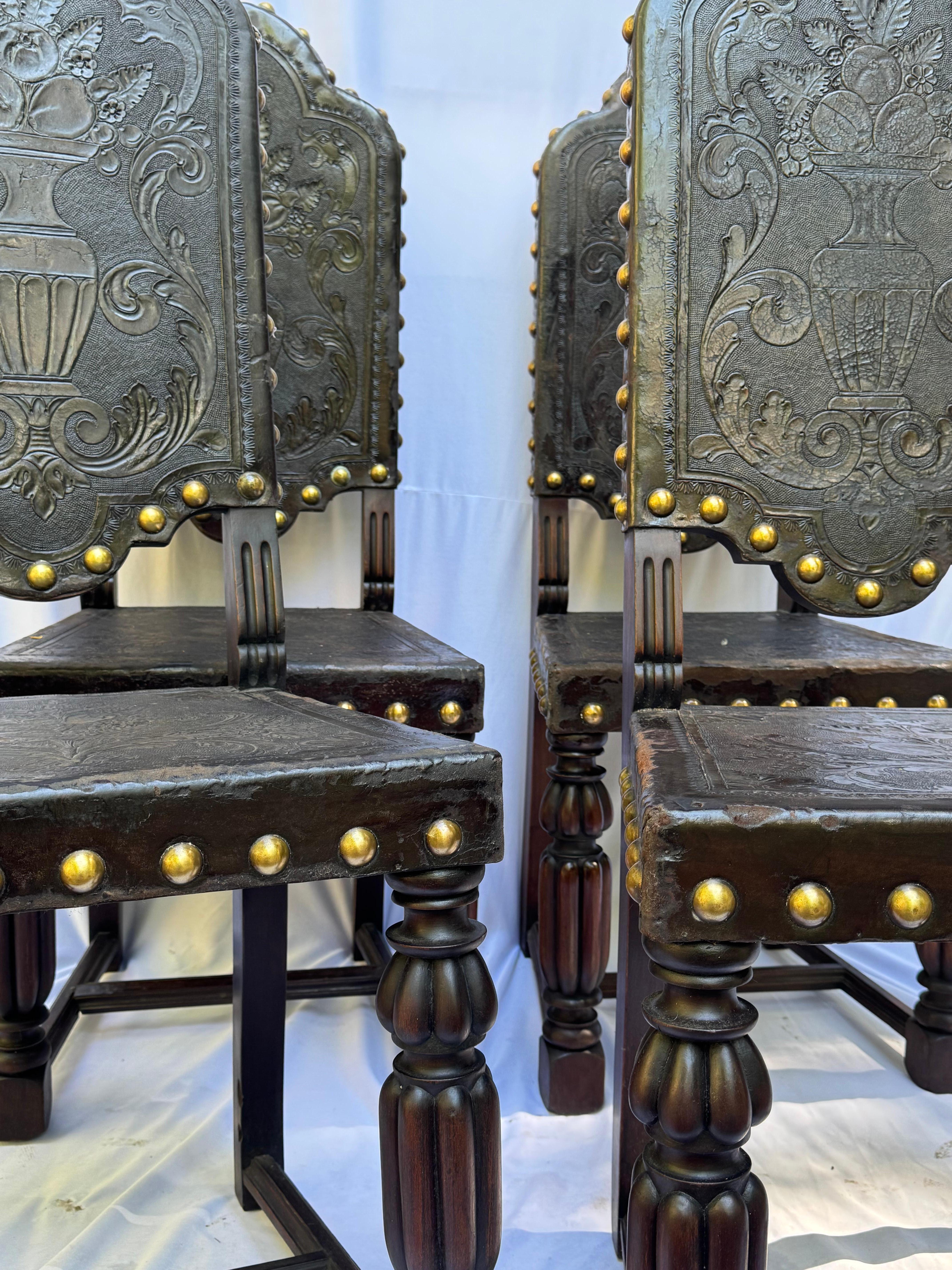 Satz von vier italienischen Stühlen im Renaissance-Stil Italien, CIRCA 1920-1930 im Angebot 4