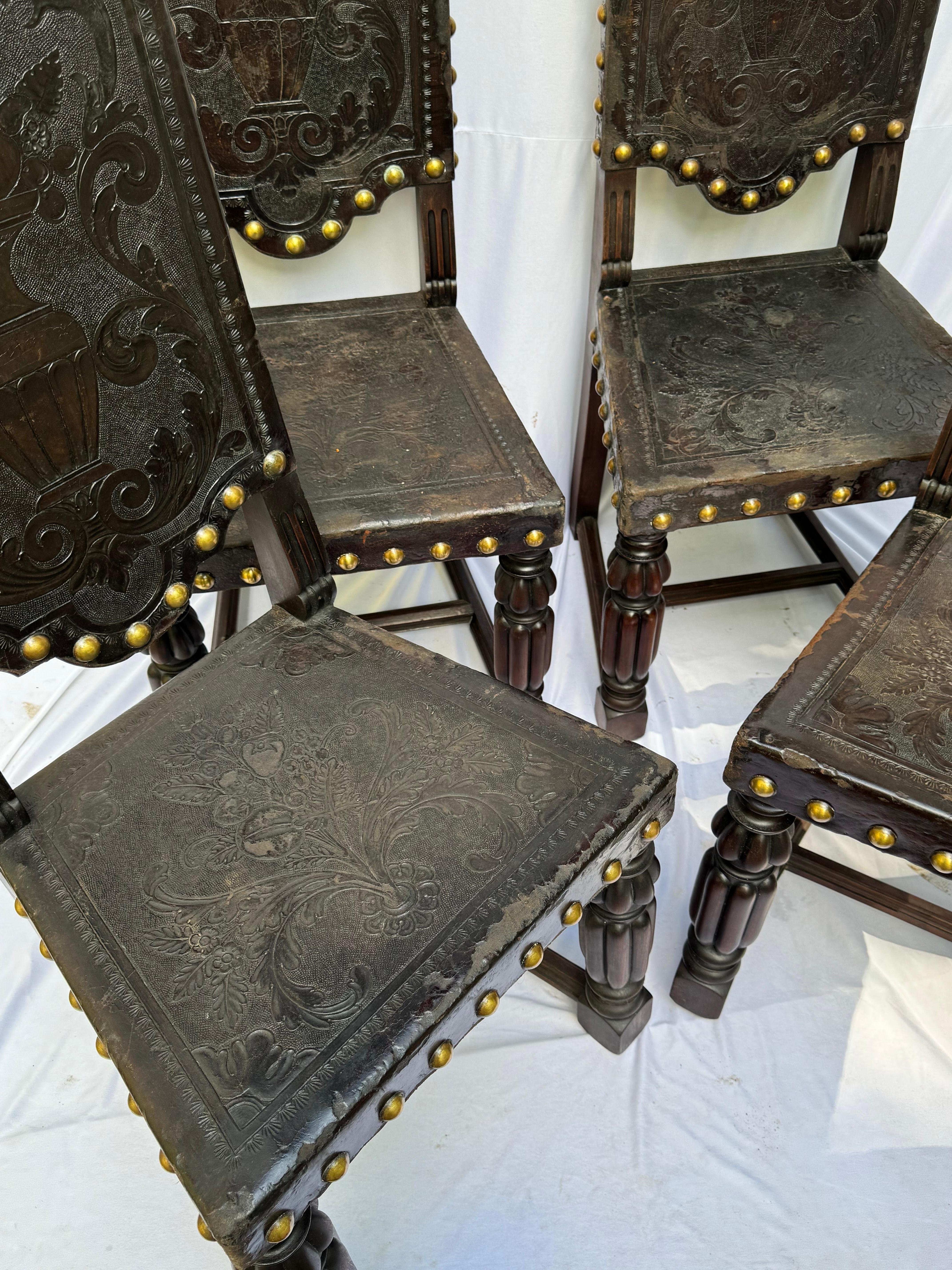 Satz von vier italienischen Stühlen im Renaissance-Stil Italien, CIRCA 1920-1930 im Angebot 5