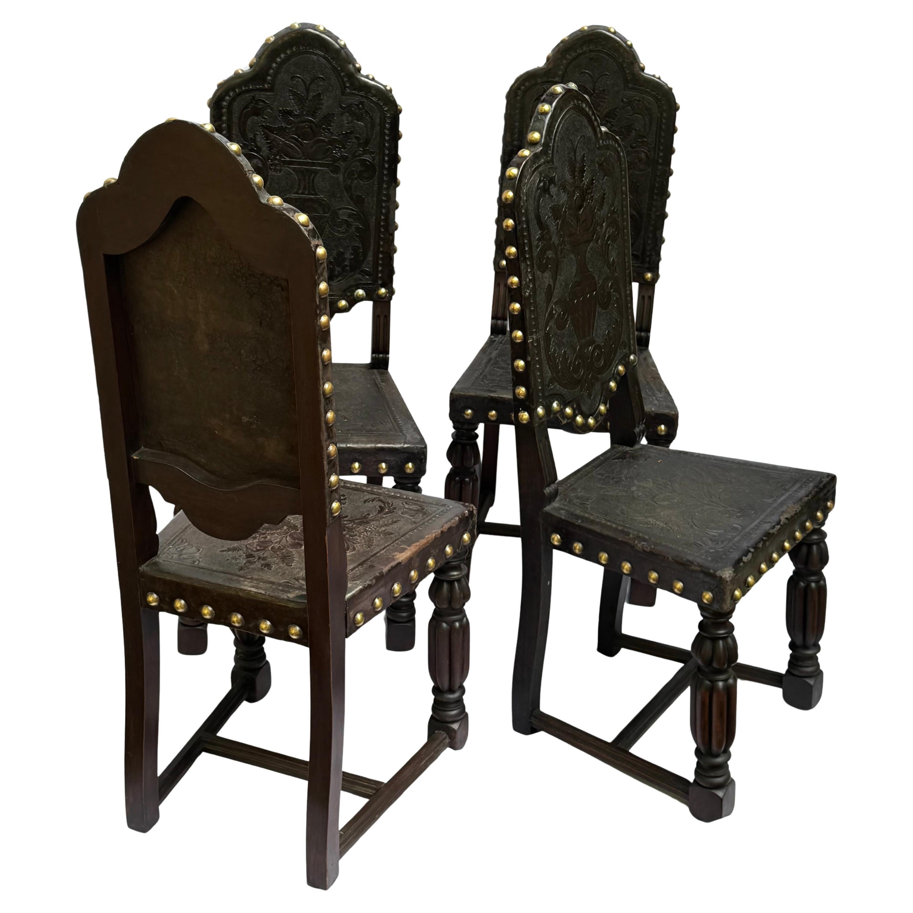 Satz von vier italienischen Renaissance-Revival-Stühlen
Italien, CIRCA 1920-1930
Höhe der Rückenlehne: 118 cm

Dieses raffinierte Set aus vier italienischen Stühlen im Renaissance-Stil verkörpert die theatralische Größe und skulpturale Präsenz, die